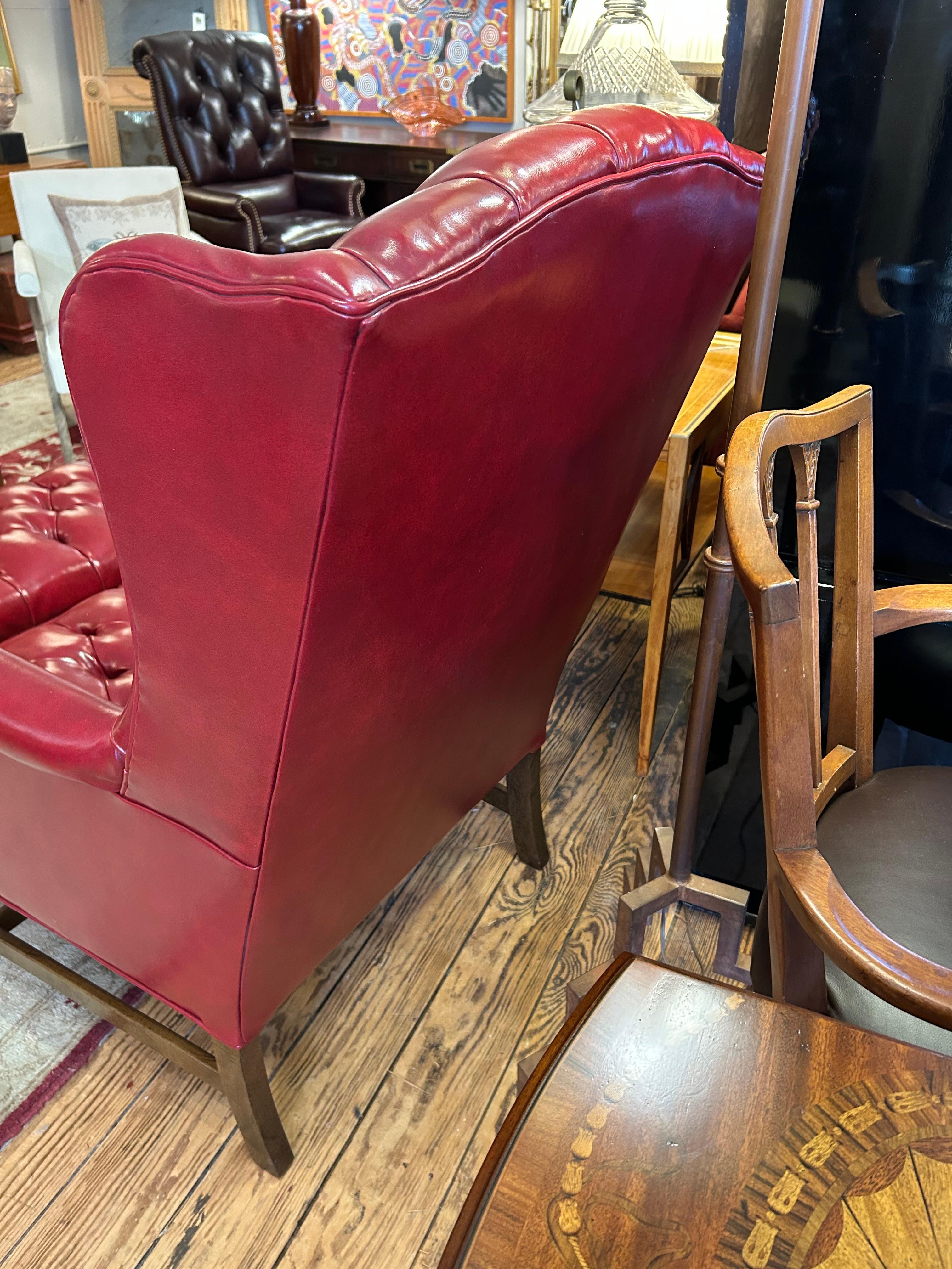 Fauteuil à oreilles et pouf en simili-cuir rouge de style Chesterfield en vente 4