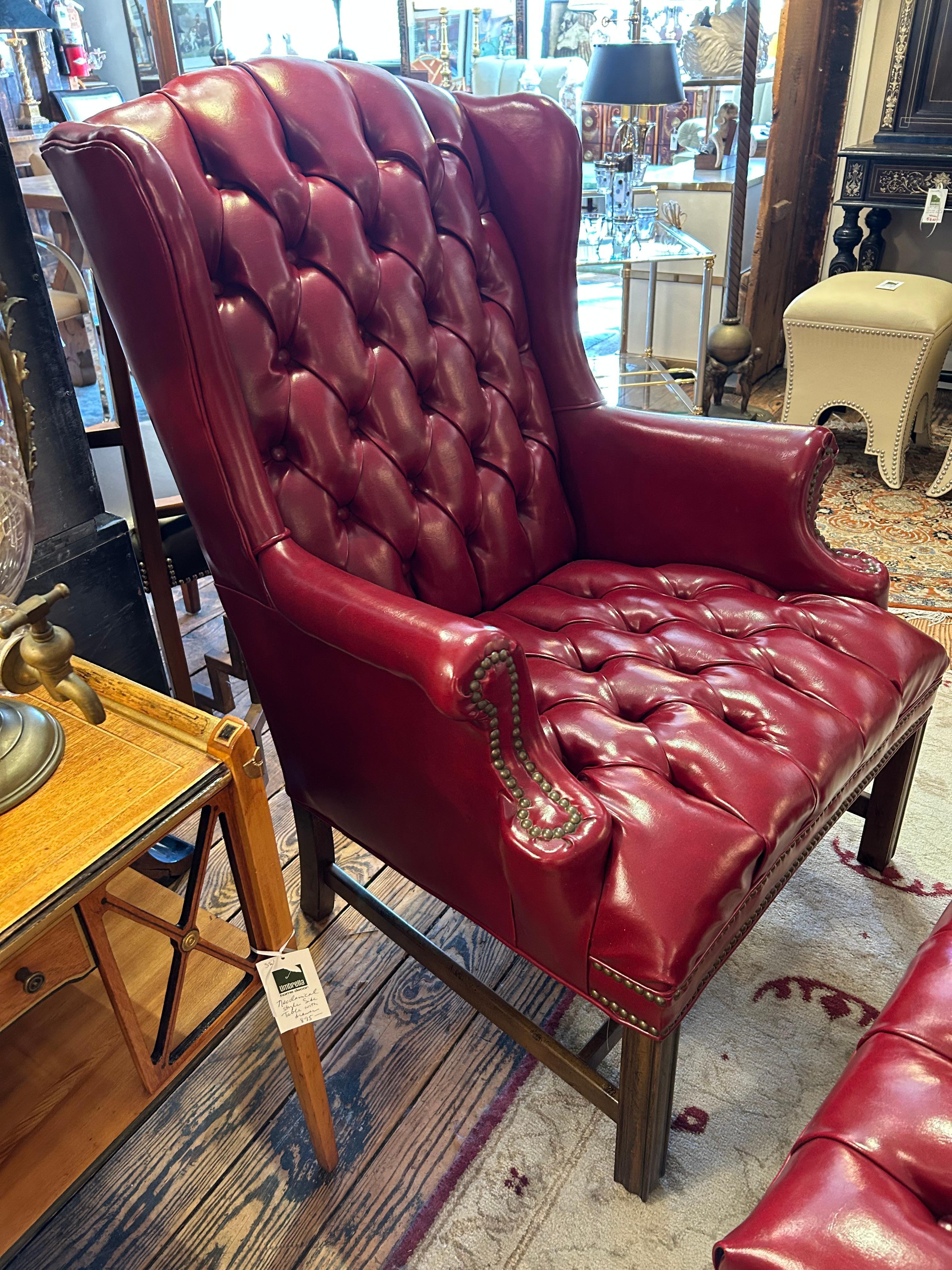 Fauteuil à oreilles en similicuir rouge et ottoman assorti dans le style Chesterfield classique et touffeté.
Hauteur des bras 25,5
Pouf 18 x 25,25 x 16h