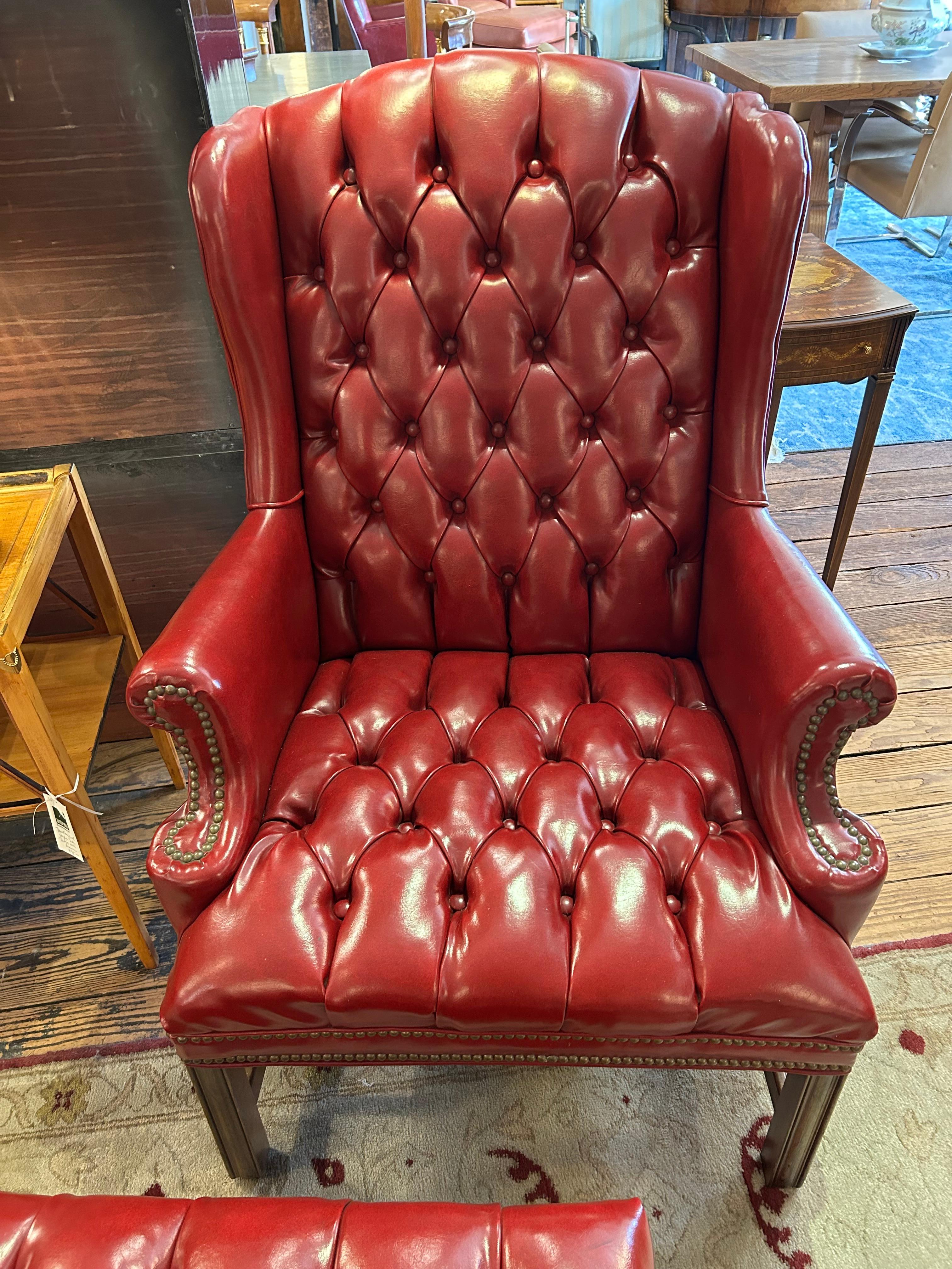 Américain Fauteuil à oreilles et pouf en simili-cuir rouge de style Chesterfield en vente