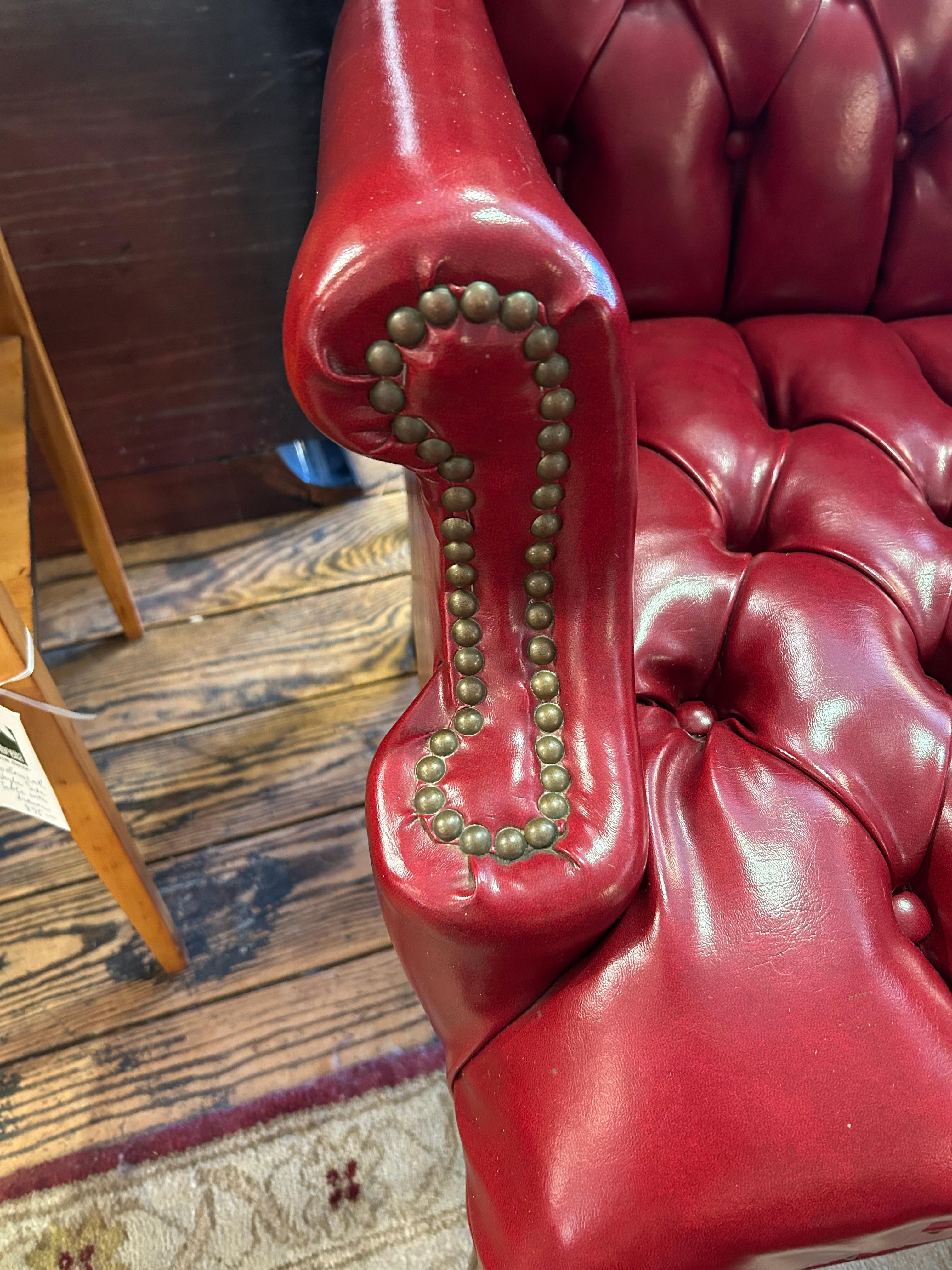 Fauteuil à oreilles et pouf en simili-cuir rouge de style Chesterfield Bon état - En vente à Hopewell, NJ
