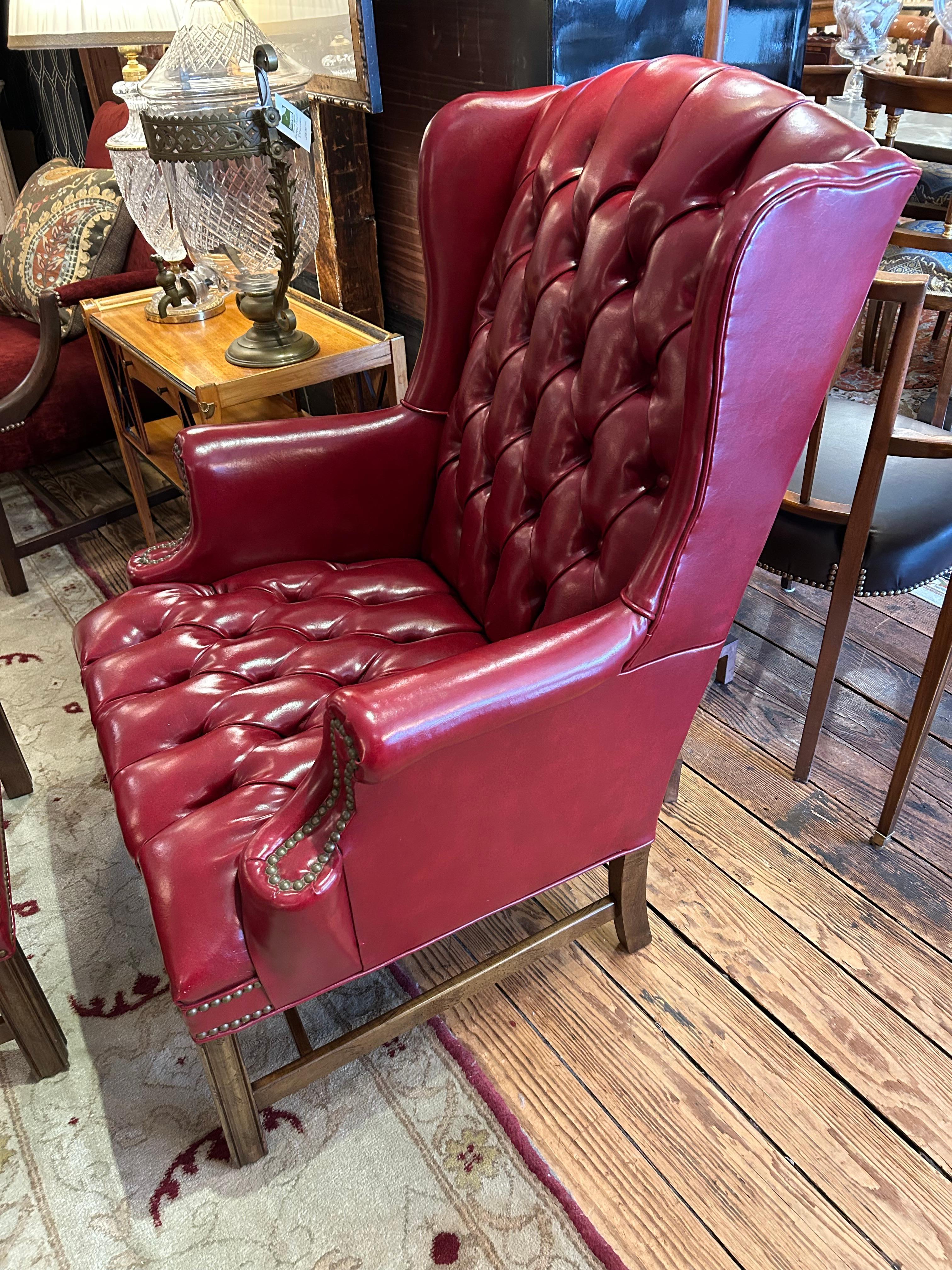 XXIe siècle et contemporain Fauteuil à oreilles et pouf en simili-cuir rouge de style Chesterfield en vente