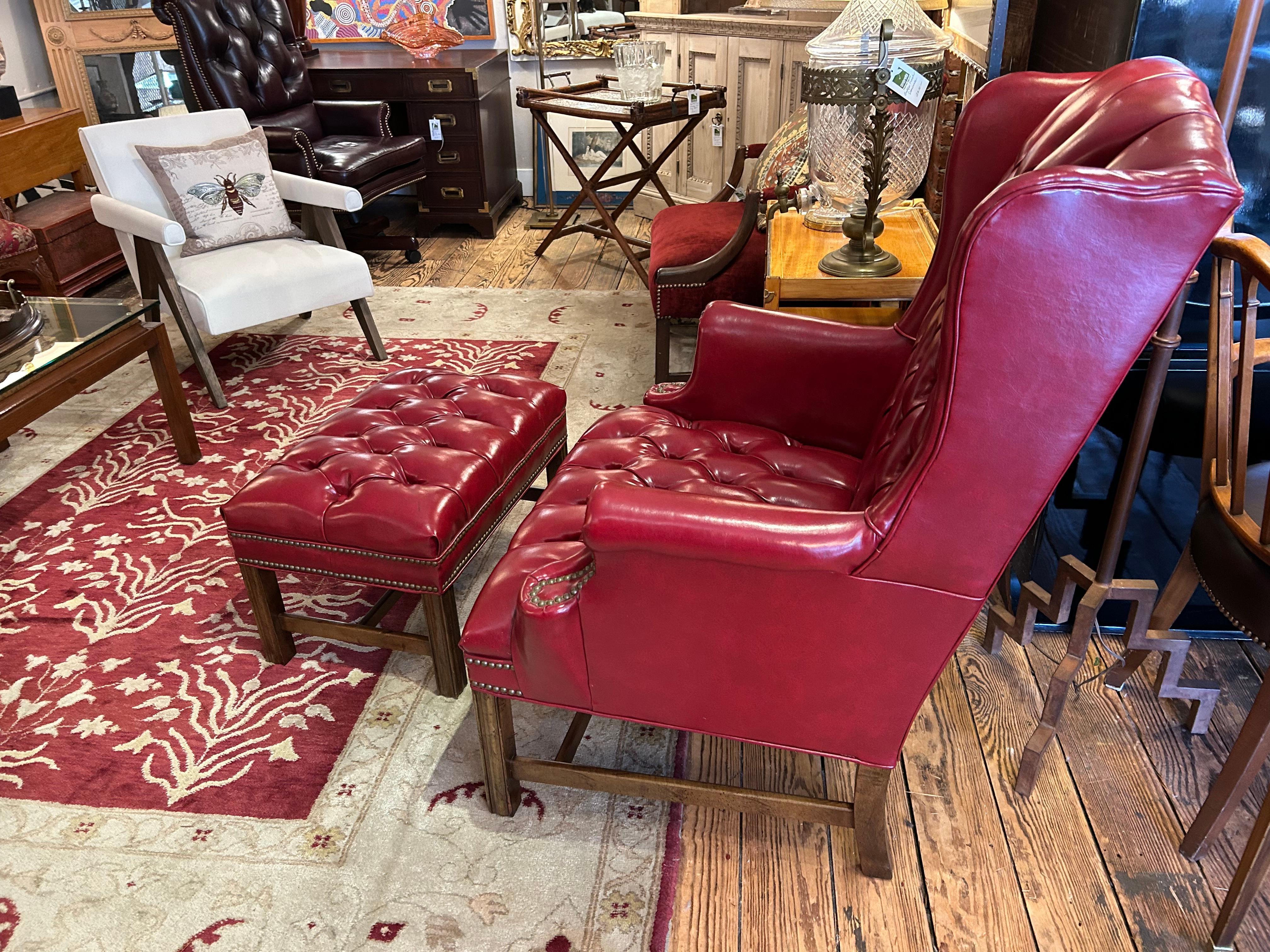 Imitation cuir Fauteuil à oreilles et pouf en simili-cuir rouge de style Chesterfield en vente