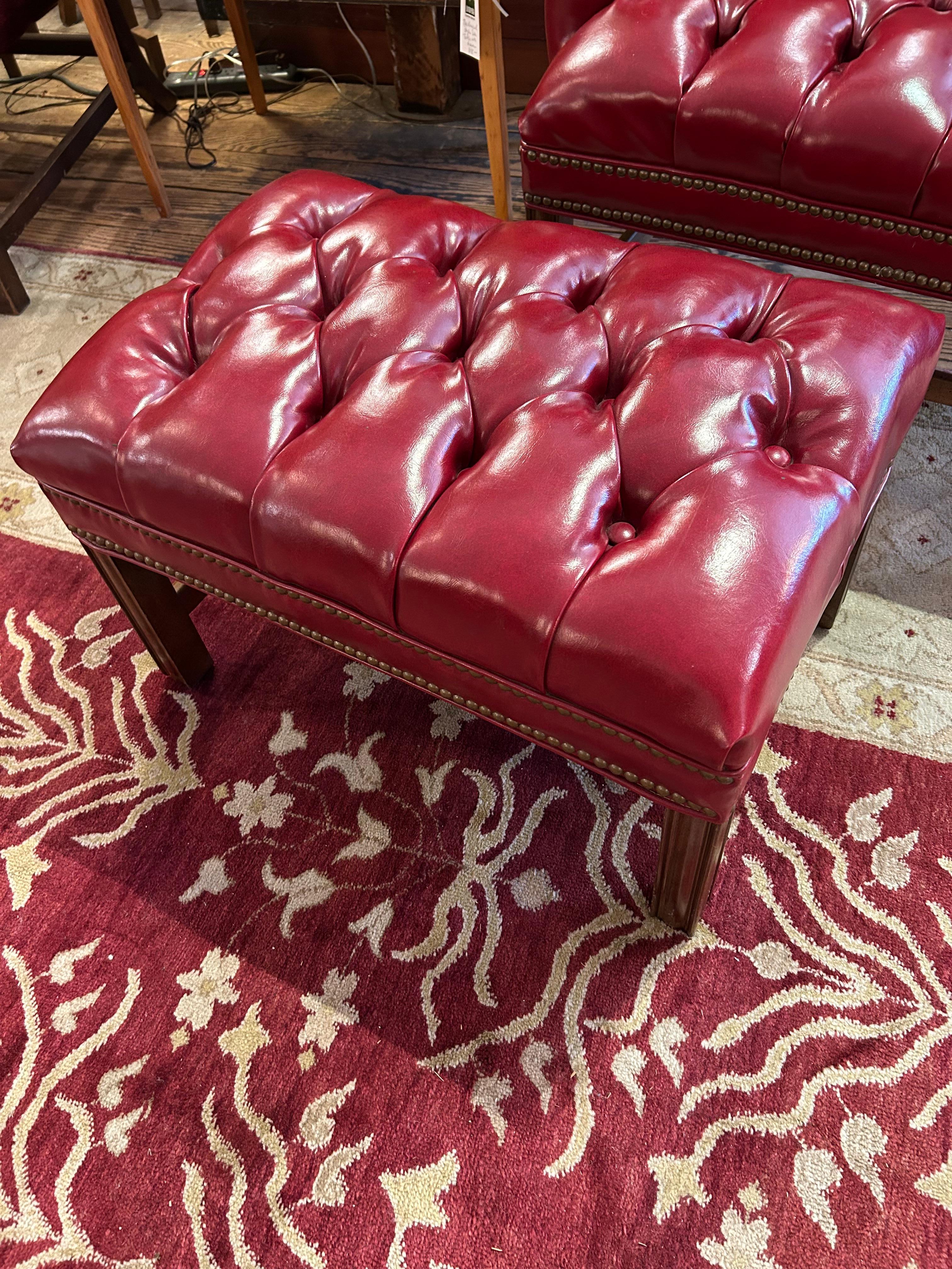 Fauteuil à oreilles et pouf en simili-cuir rouge de style Chesterfield en vente 1