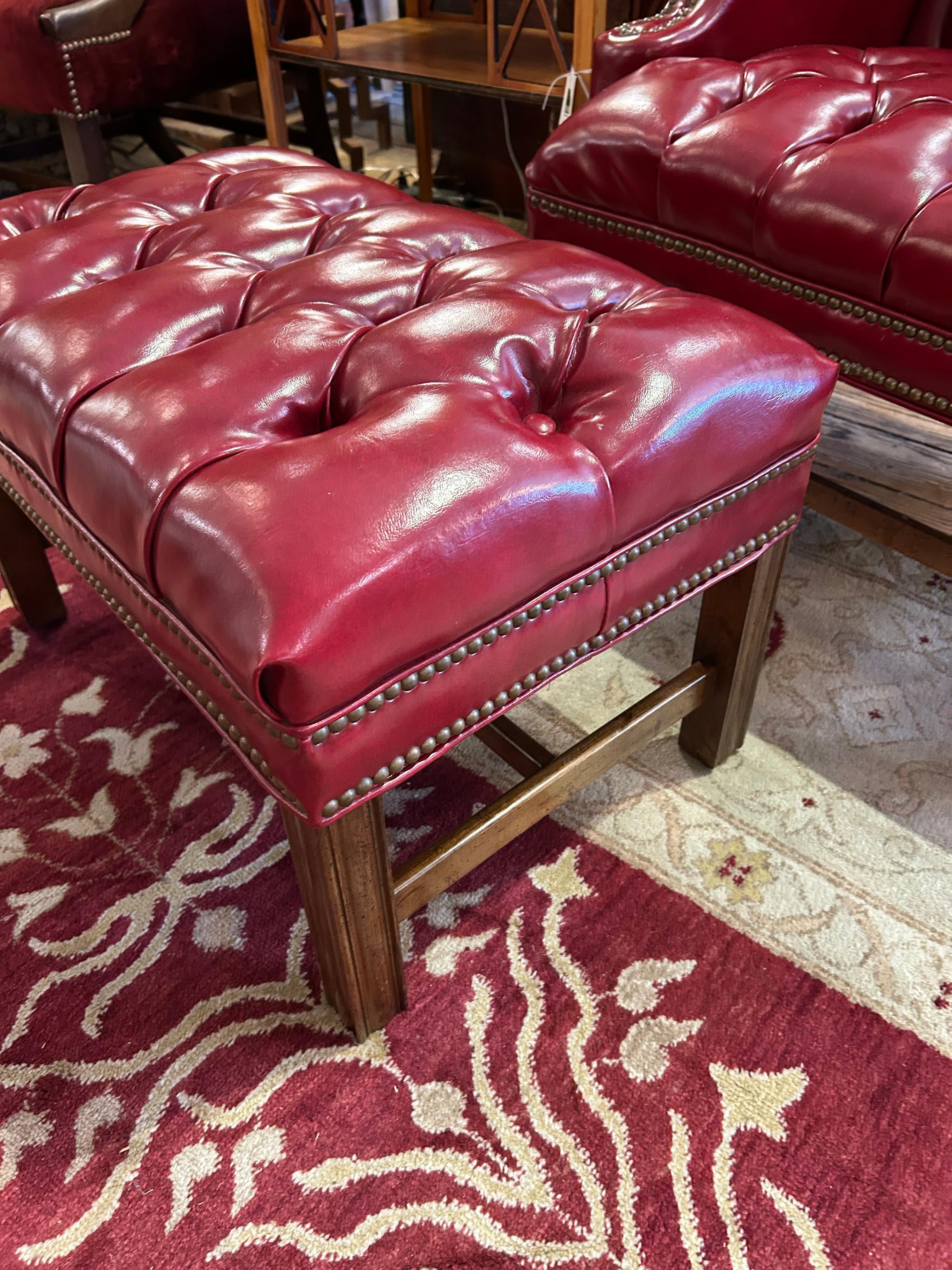 Fauteuil à oreilles et pouf en simili-cuir rouge de style Chesterfield en vente 2