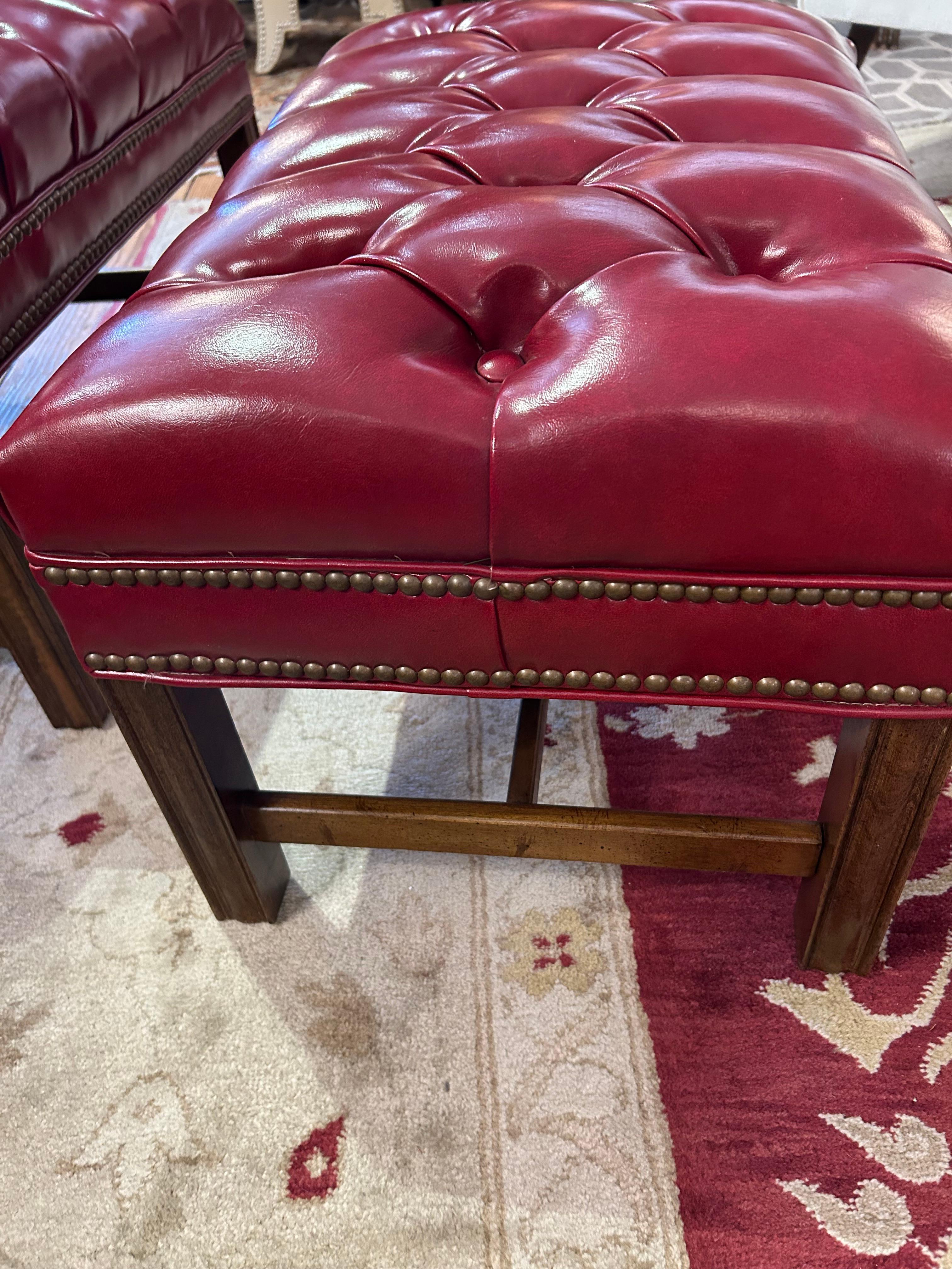 Fauteuil à oreilles et pouf en simili-cuir rouge de style Chesterfield en vente 3