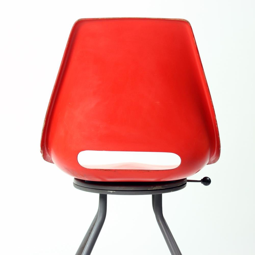 Chaises à plateau en fibre de verre et métal rouges de Miroslav Navratil pour Vertex, années 1960 en vente 3