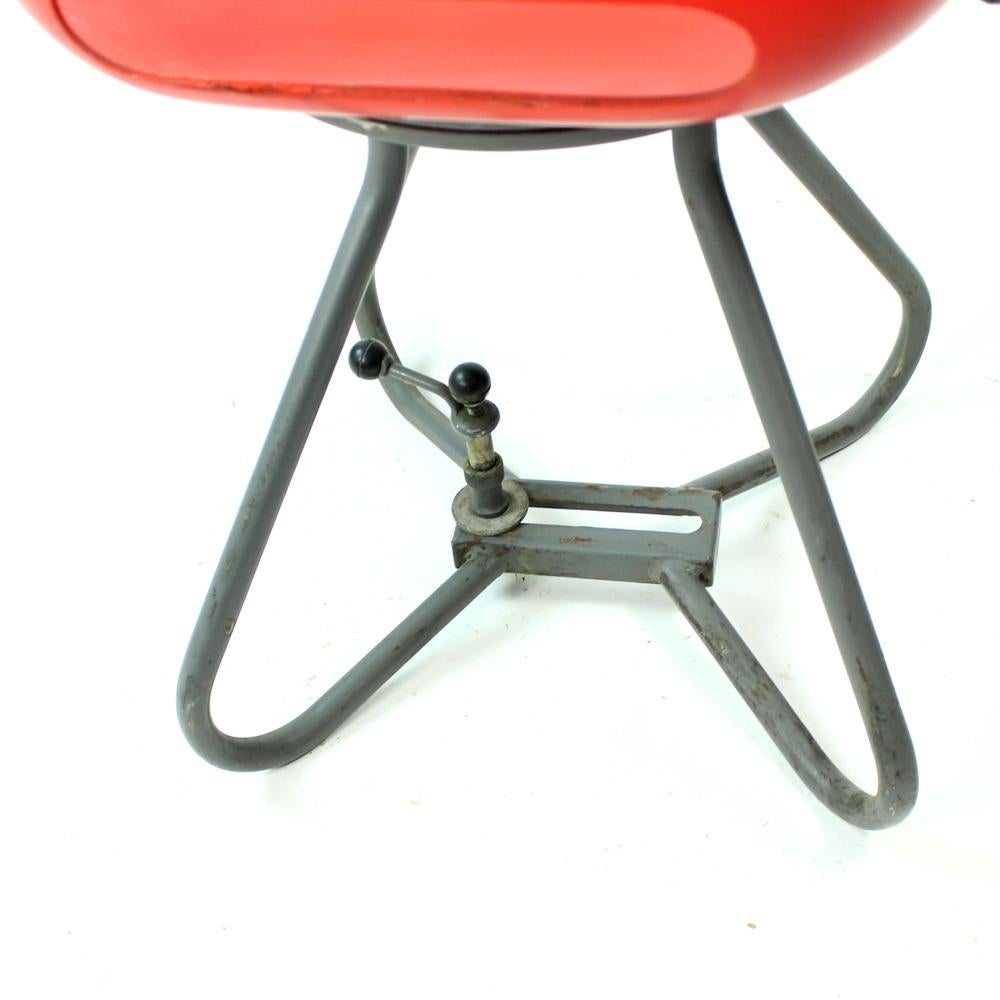 Chaises à plateau en fibre de verre et métal rouges de Miroslav Navratil pour Vertex, années 1960 en vente 4
