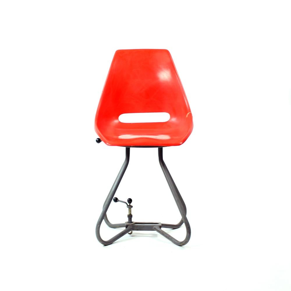 Chaises originales du milieu du siècle en fibre de verre rouge. Conçu par Miroslav Navratil pour la société Vertex. Ces chaises étaient à l'origine utilisées dans les tramways de Tchécoslovaquie dans les années 1960. Ils sont aujourd'hui très