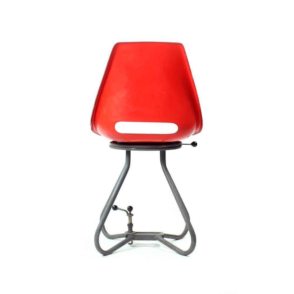 Chaises à plateau en fibre de verre et métal rouges de Miroslav Navratil pour Vertex, années 1960 Bon état - En vente à Zohor, SK