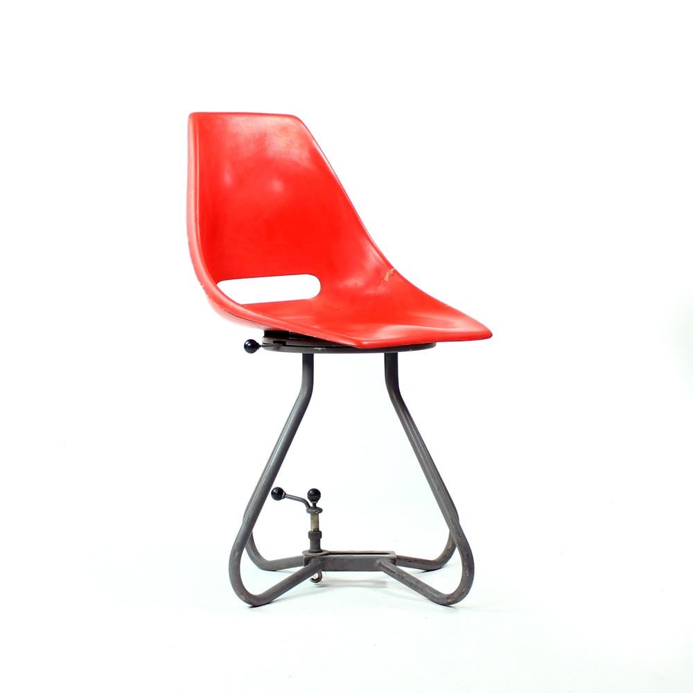 Mid-20th Century Red Fiberglass & Metal Tram Chairs By Miroslav Navratil For Vertex, 1960s For Sale