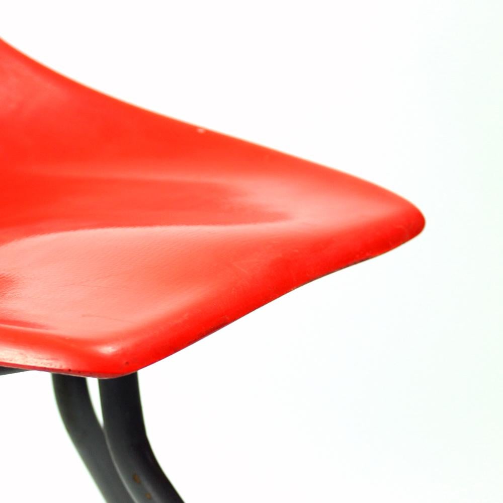 Chaises à plateau en fibre de verre et métal rouges de Miroslav Navratil pour Vertex, années 1960 en vente 2