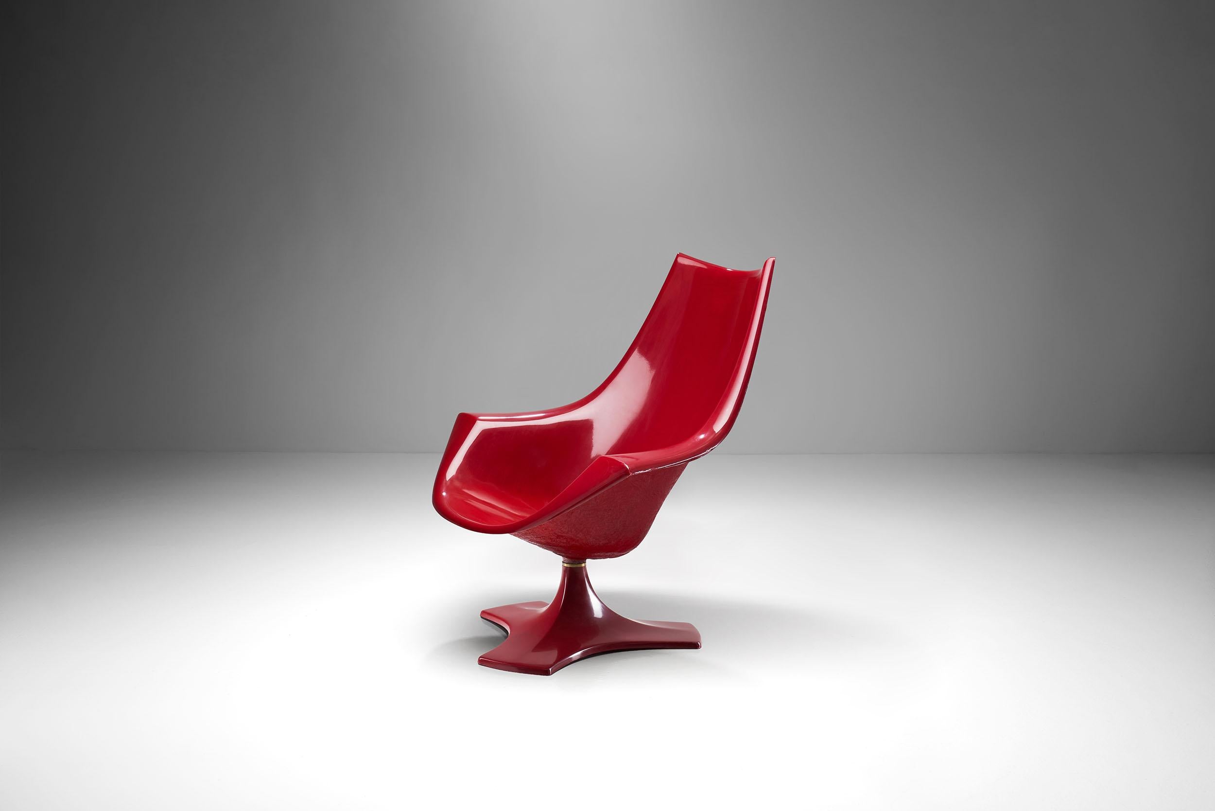 The “Amicus” armchair by Antero Poppius, was designed in Finland in the 1970s. This typical 1970s chair consists of a moulded fibreglass shell that stands on a single base connecting the two parts of the armchair and comes with a swivel function.