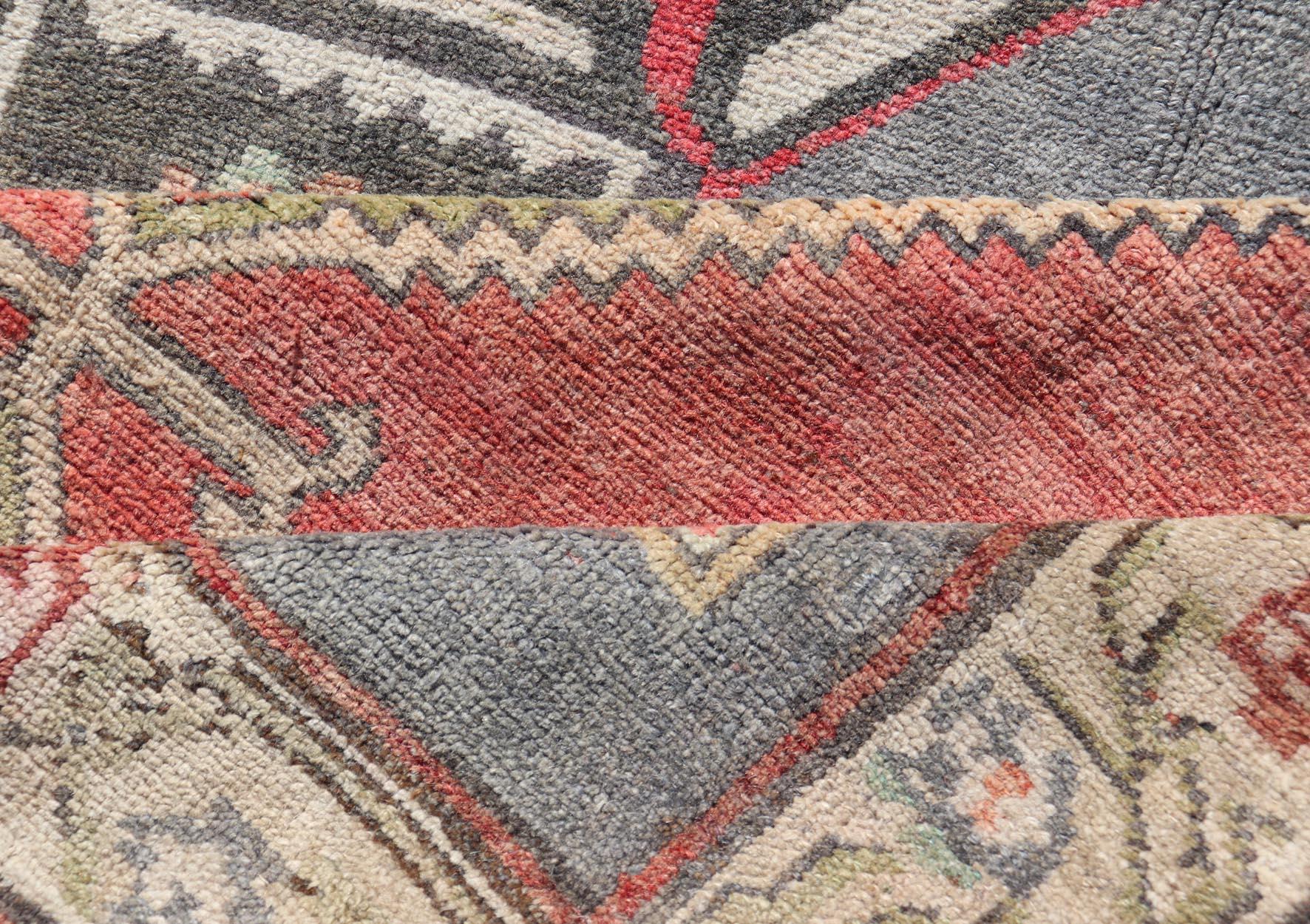 Roter türkischer Oushak-Galerie-Läufer mit geometrischem Muster, Vintage im Angebot 4