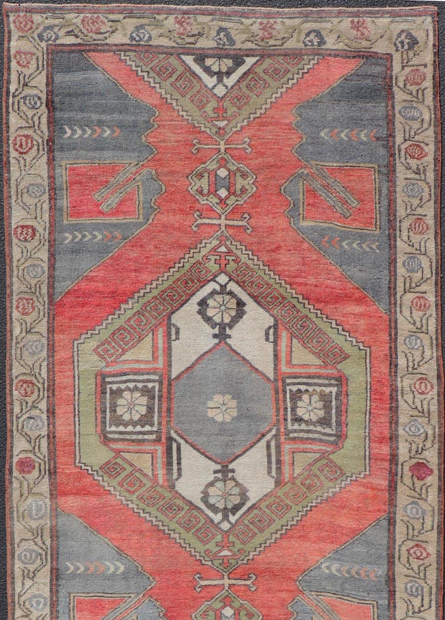 Türkischer Oushak-Teppich mit rotem Feld und vertikalen geometrischen Medaillons, 
Keivan Woven Arts / Teppich TU-MTU-8 , Herkunftsland / Art: Türkei / Oushak, um 1940

Maße: 4'7 x 12'8.