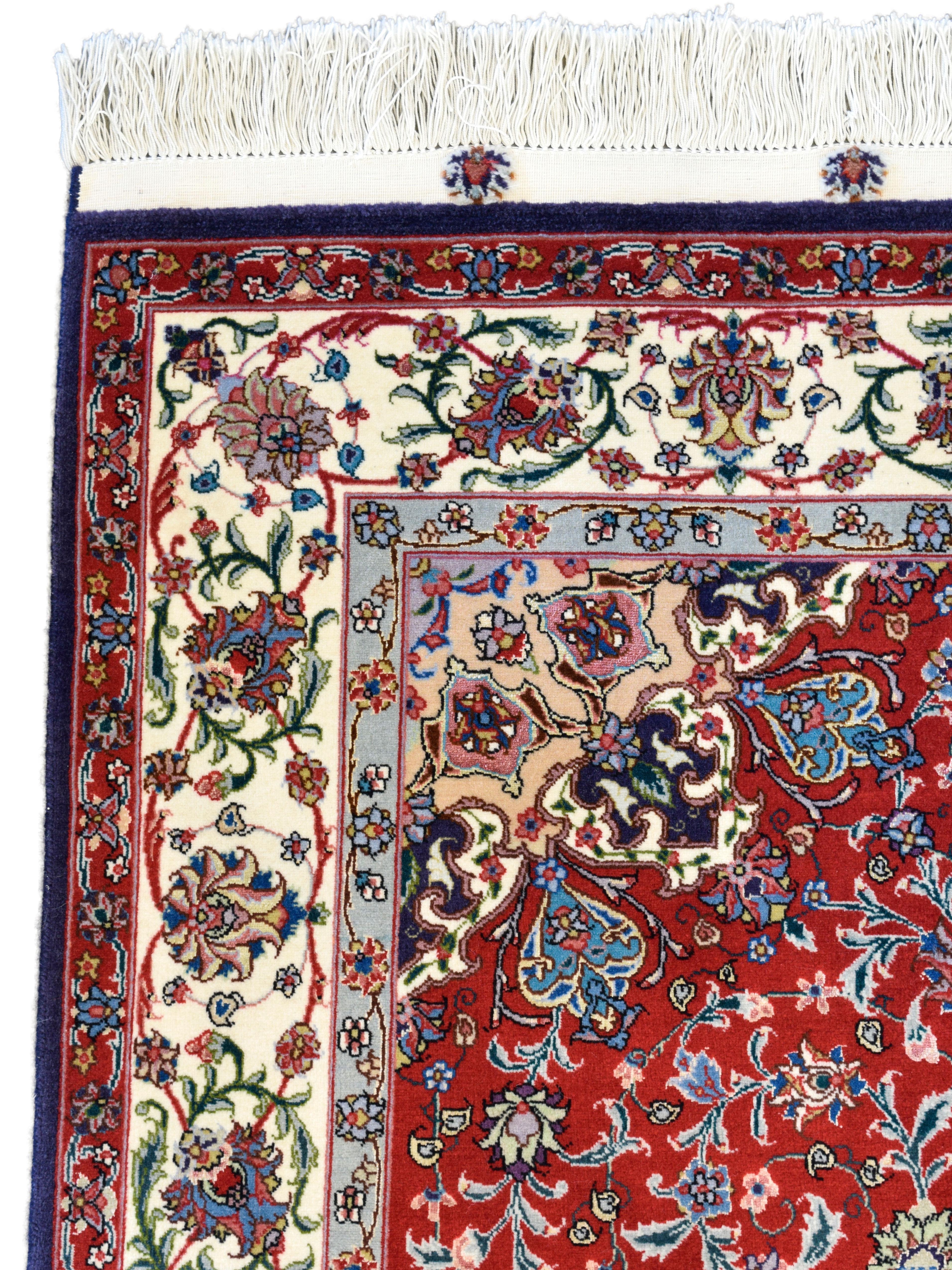 Red Fine Persian Tabriz Wool and Silk Rug with Medallion Design, 3' x 5' in vendita 3