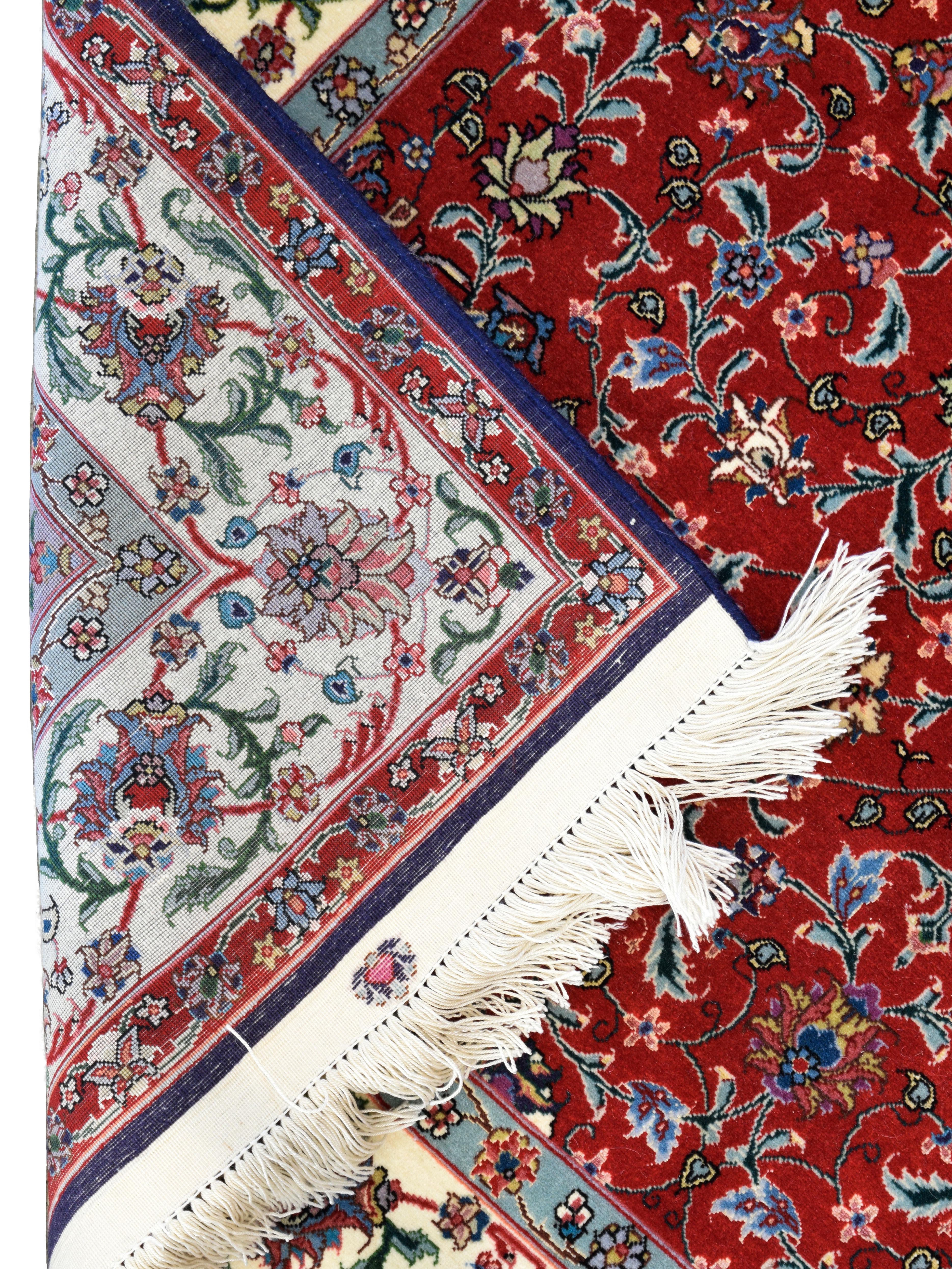 Questo tappeto persiano Tabriz in lana e seta, di colore rosso, blu, crema e verde, misura 3' x 5' e mostra la precisione, l'eleganza e la maestria che contraddistinguono i maestri tessitori di Tabriz. Tessuto in una lussuosa miscela di lana e seta,