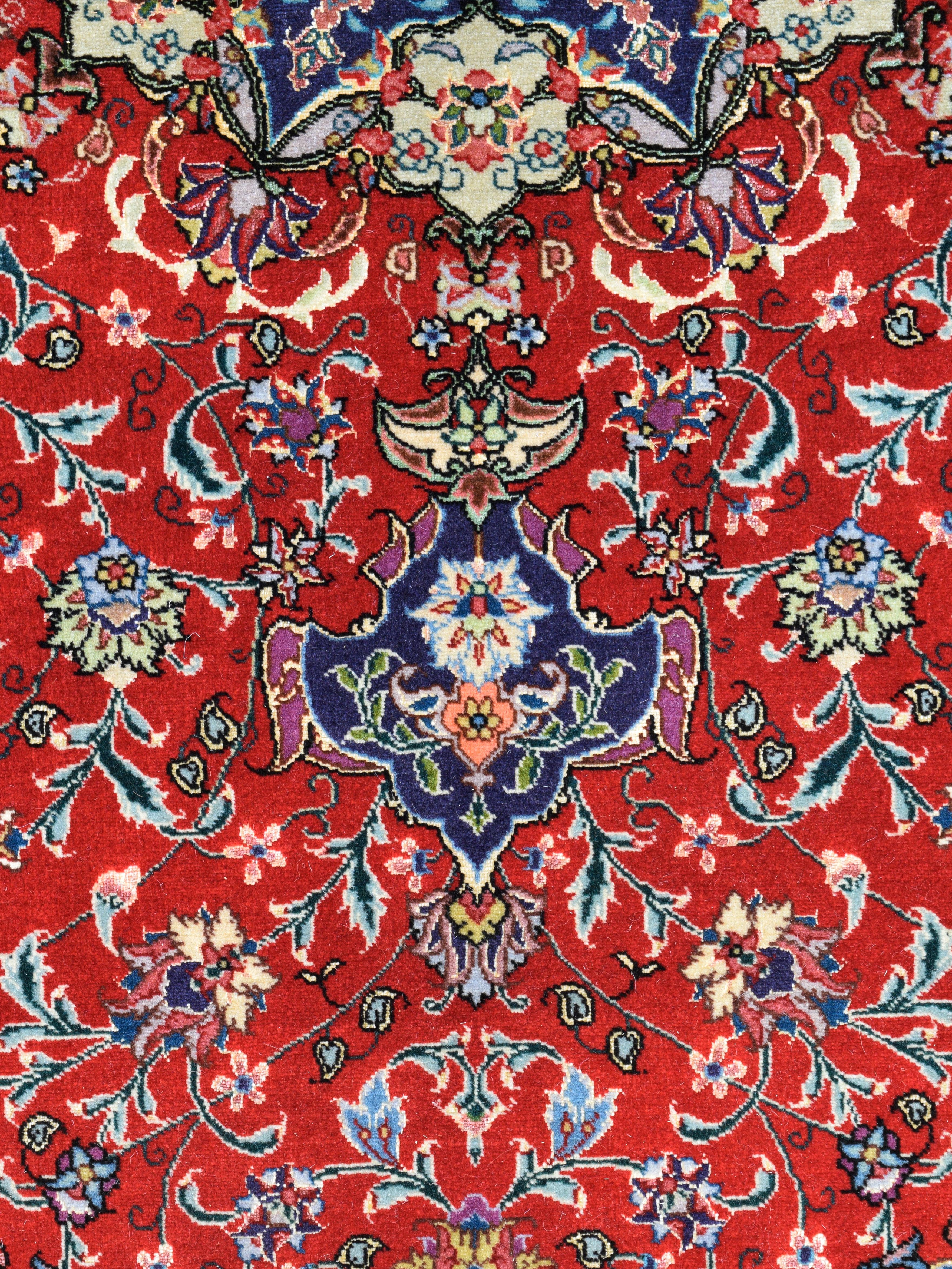 Tintura vegetale Red Fine Persian Tabriz Wool and Silk Rug with Medallion Design, 3' x 5' in vendita