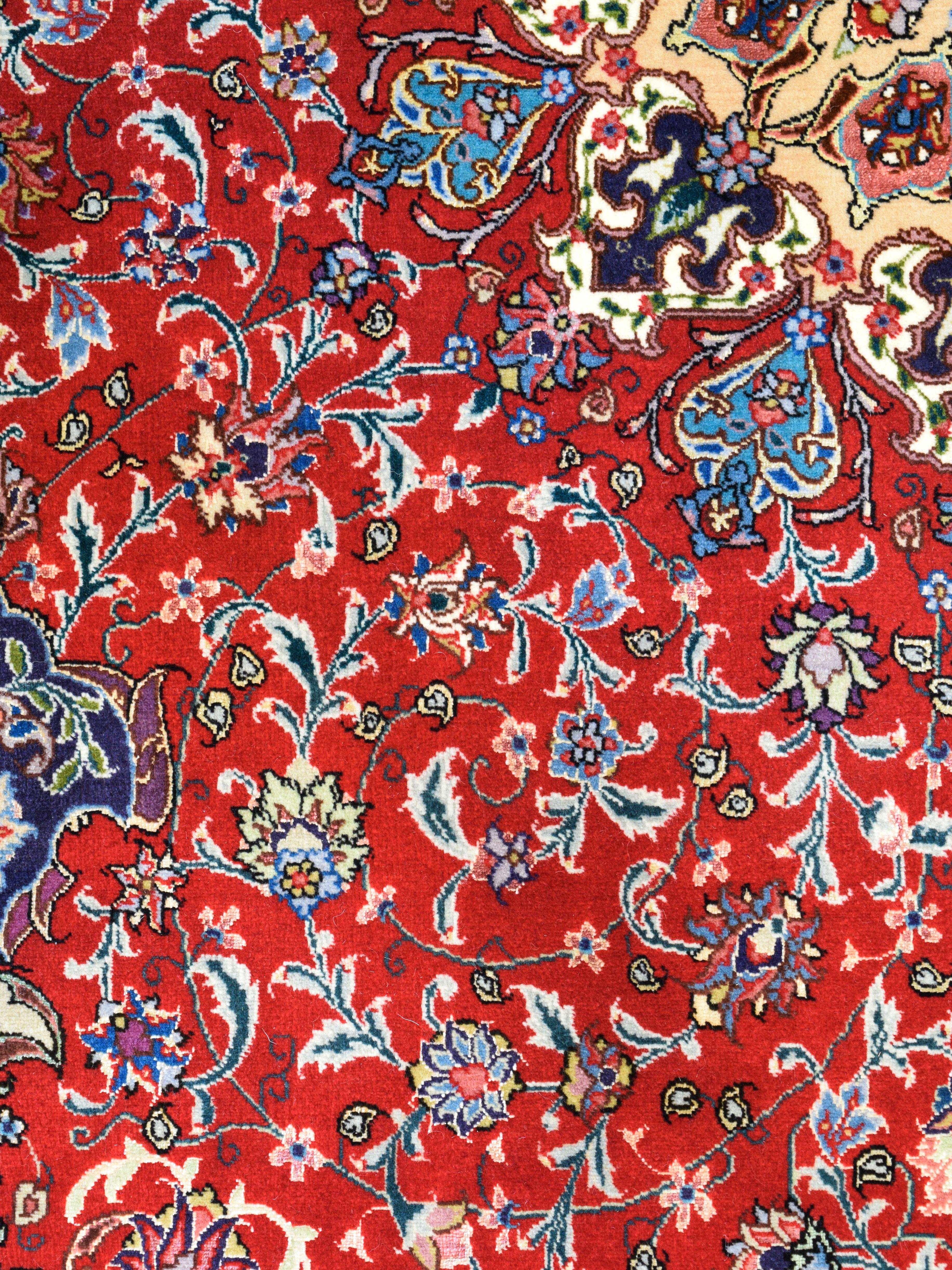 Lana Red Fine Persian Tabriz Wool and Silk Rug with Medallion Design, 3' x 5' in vendita