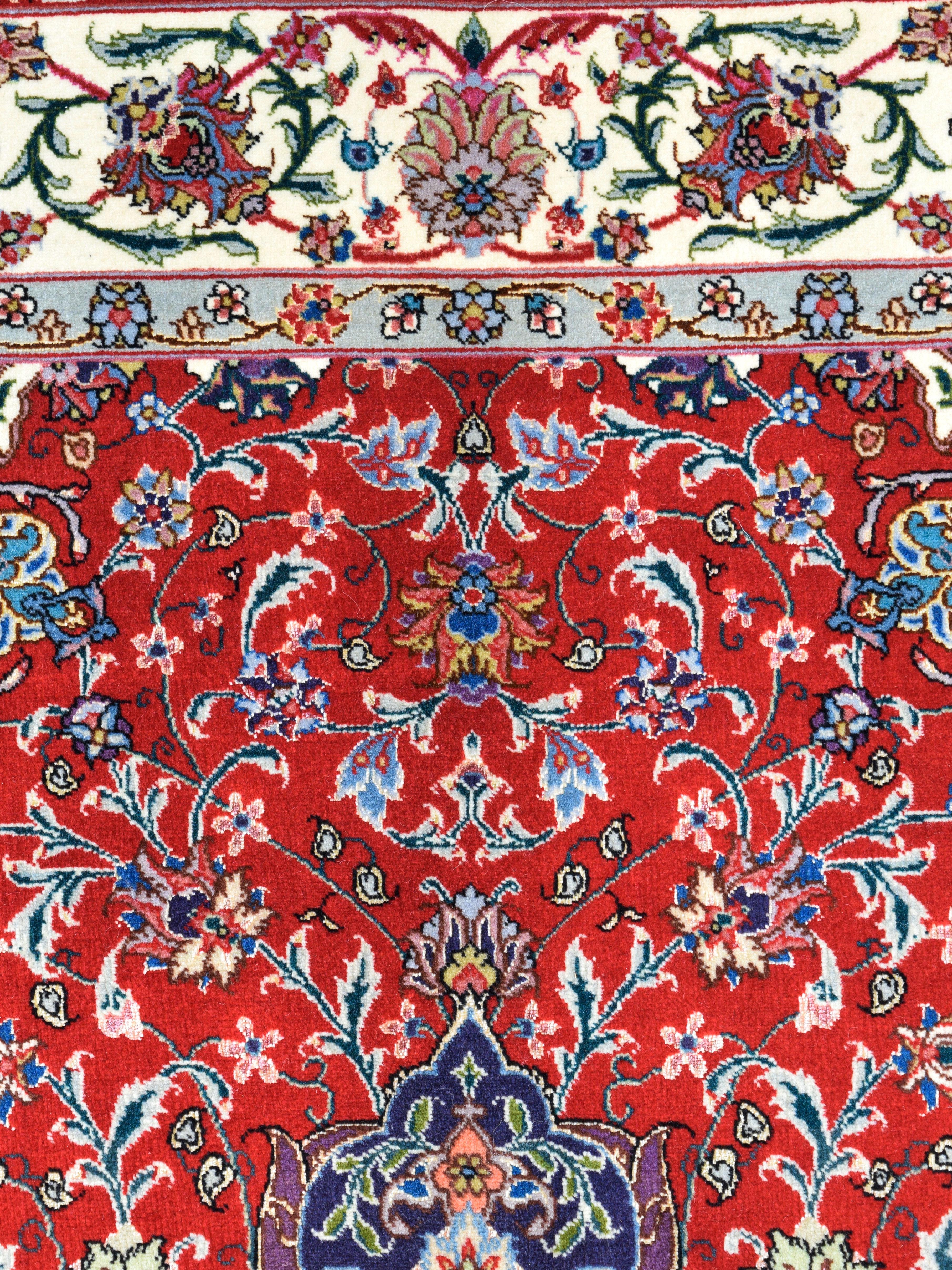 Red Fine Persian Tabriz Wool and Silk Rug with Medallion Design, 3' x 5' in vendita 1