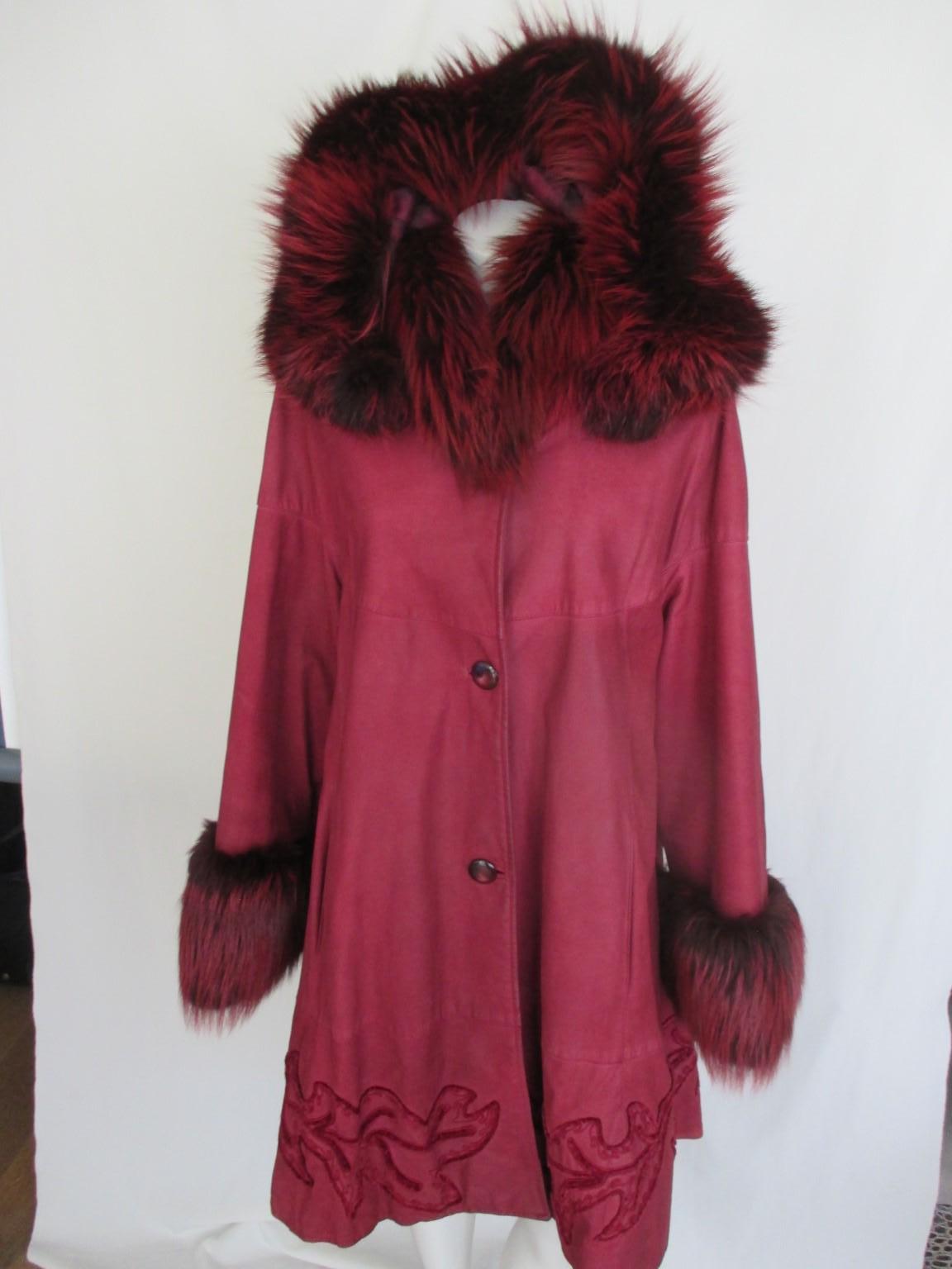 Flared suede leather coat with attached hood and fox fur

 We offer more luxury fur and vintage items, view our frontstore.

Details:
With 2 pockets, 3 buttons, fully lined
Detachable hood with buttons
Size: L
Lenght 93 cm
Bust 120 cm
sleeves 60 cm