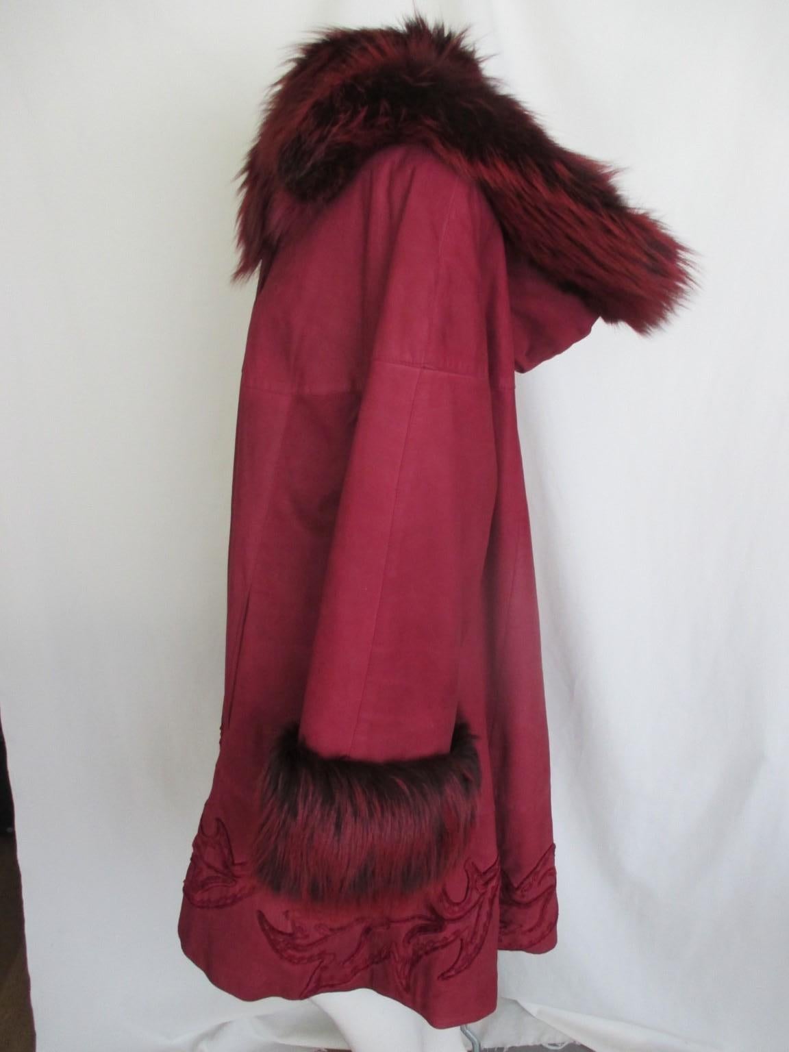 Red Flared Hooded Suede Fur Cape Coat In Good Condition In Amsterdam, NL