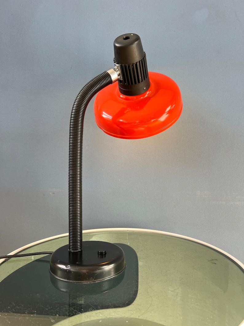 Lampe de bureau rouge à bras souple de l'ère spatiale, 1970 Excellent état - En vente à ROTTERDAM, ZH