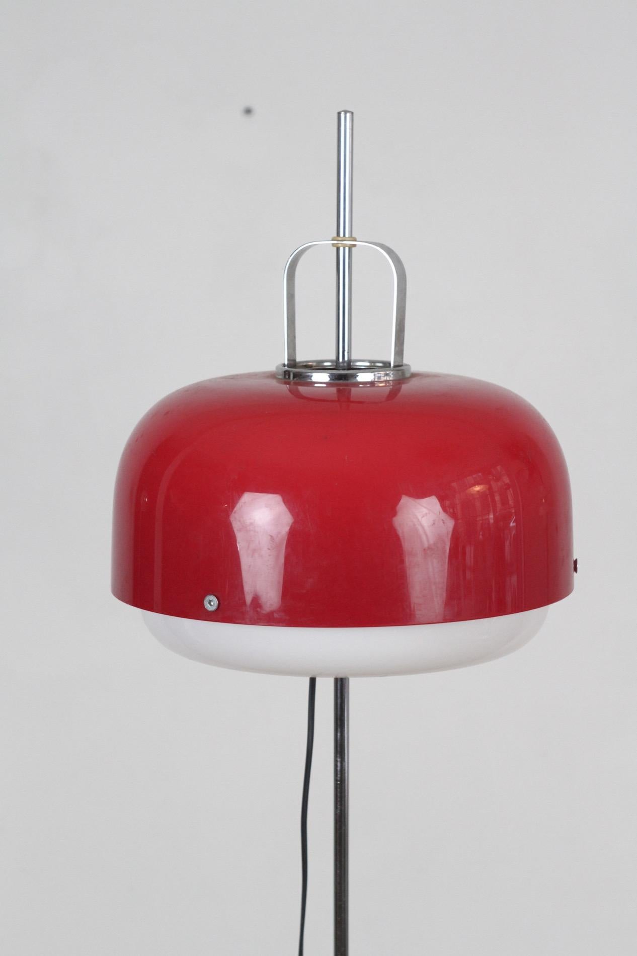 Amazing Space Age floor lamp designed by Harvey Guzzini in the 1970s, produced and labelled by Meblo. It is very rare to have the original white inner shade as well. Chrome parts are in nice condition, the base has got a minor fading.