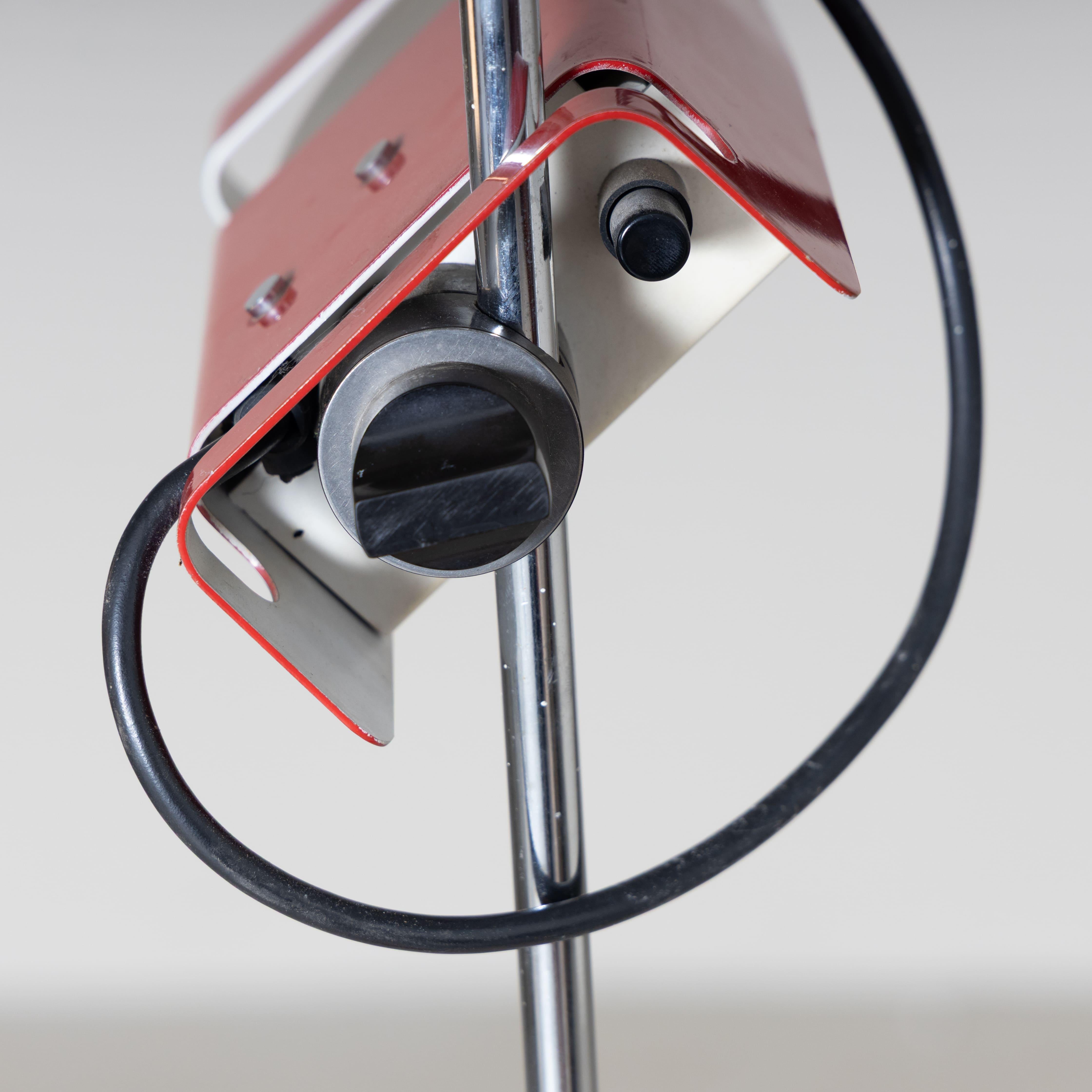 Stehleuchte Mod. Spider aus rot lackiertem Metall, entworfen von Joe Colombo für Oluce im Jahr 1965. Die Serie Spider besteht aus einer einzelnen feuerlackierten Metallleuchte, die für eine spezielle horizontale Bajonett-Spotbirne konzipiert ist,