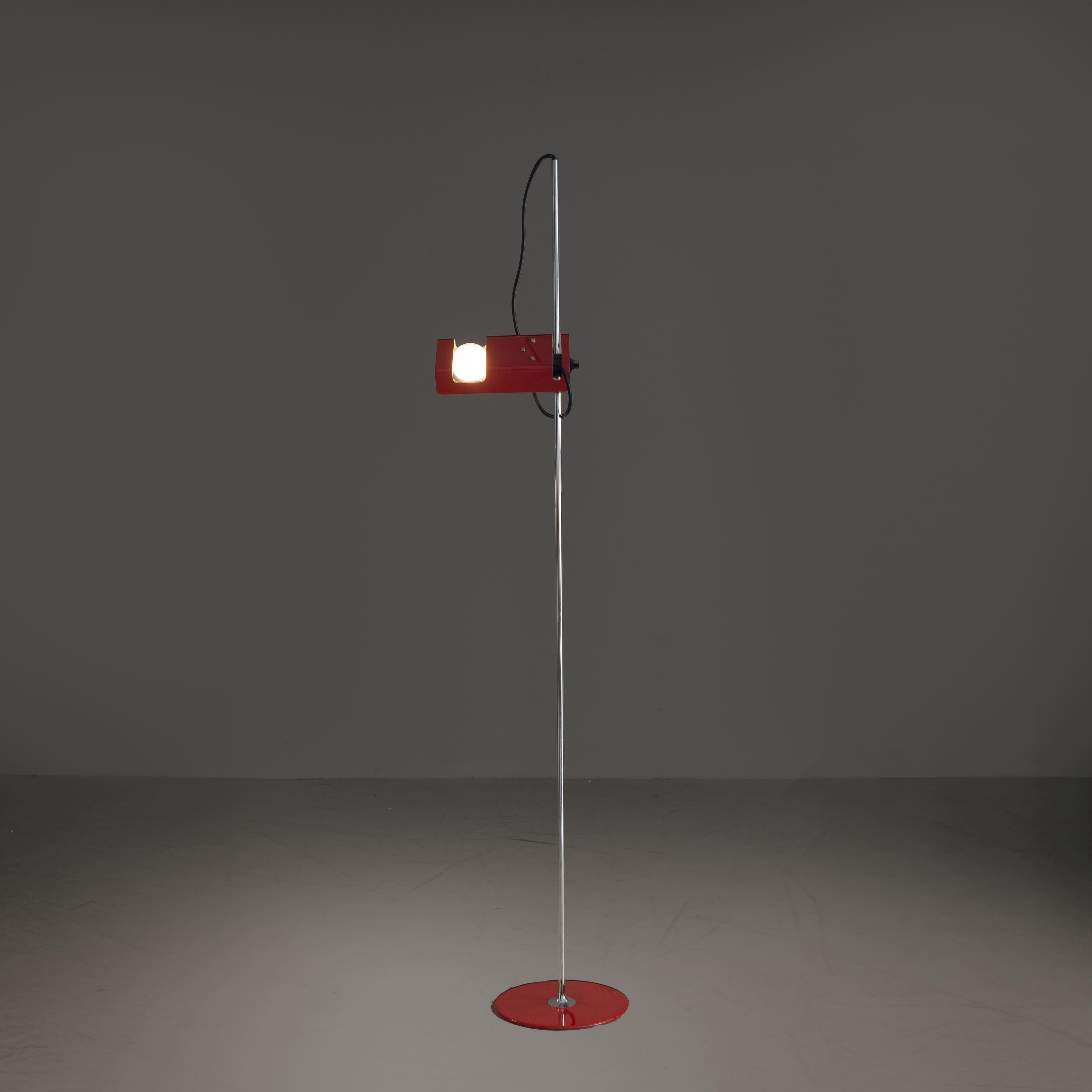 Rote Stehlampe mod. Spider Joe Colombo oluce, 1965 (Italienisch) im Angebot