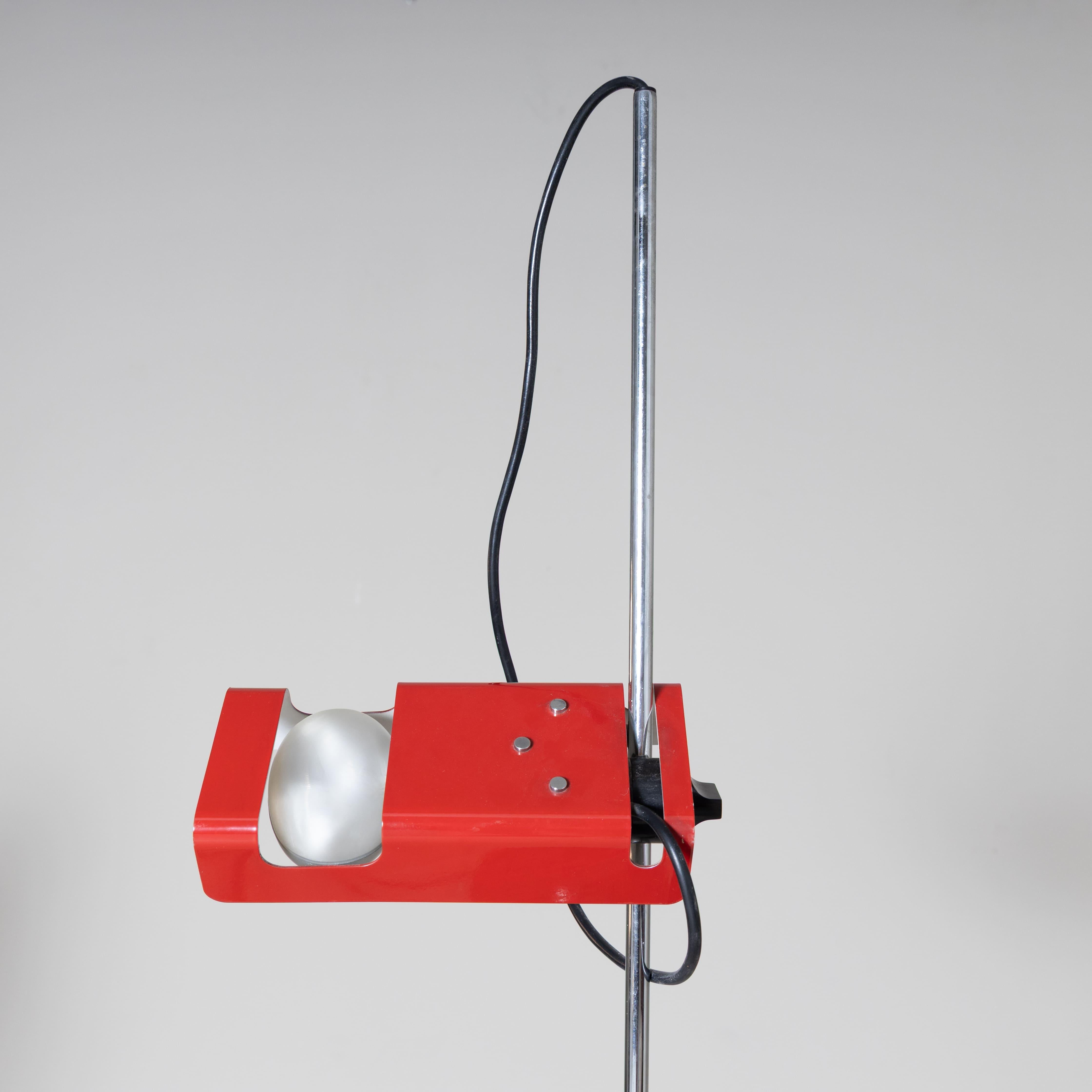 Rote Stehlampe mod. Spider Joe Colombo oluce, 1965 (Mitte des 20. Jahrhunderts) im Angebot