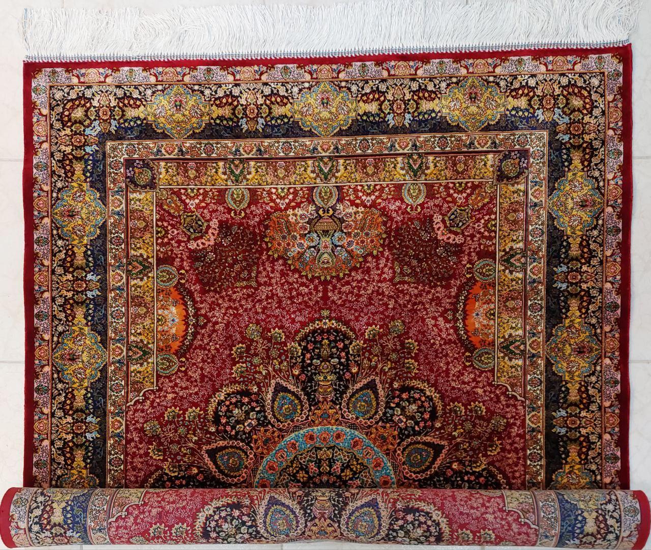 Dieser exquisite 100x150 cm große persische Seidenteppich ist für gehobene Schlafzimmer geeignet. Es handelt sich um ein Textil im raffinierten Format, das sich ideal für Suiten von Boutique-Hotels, Gästezimmer für Führungskräfte oder private