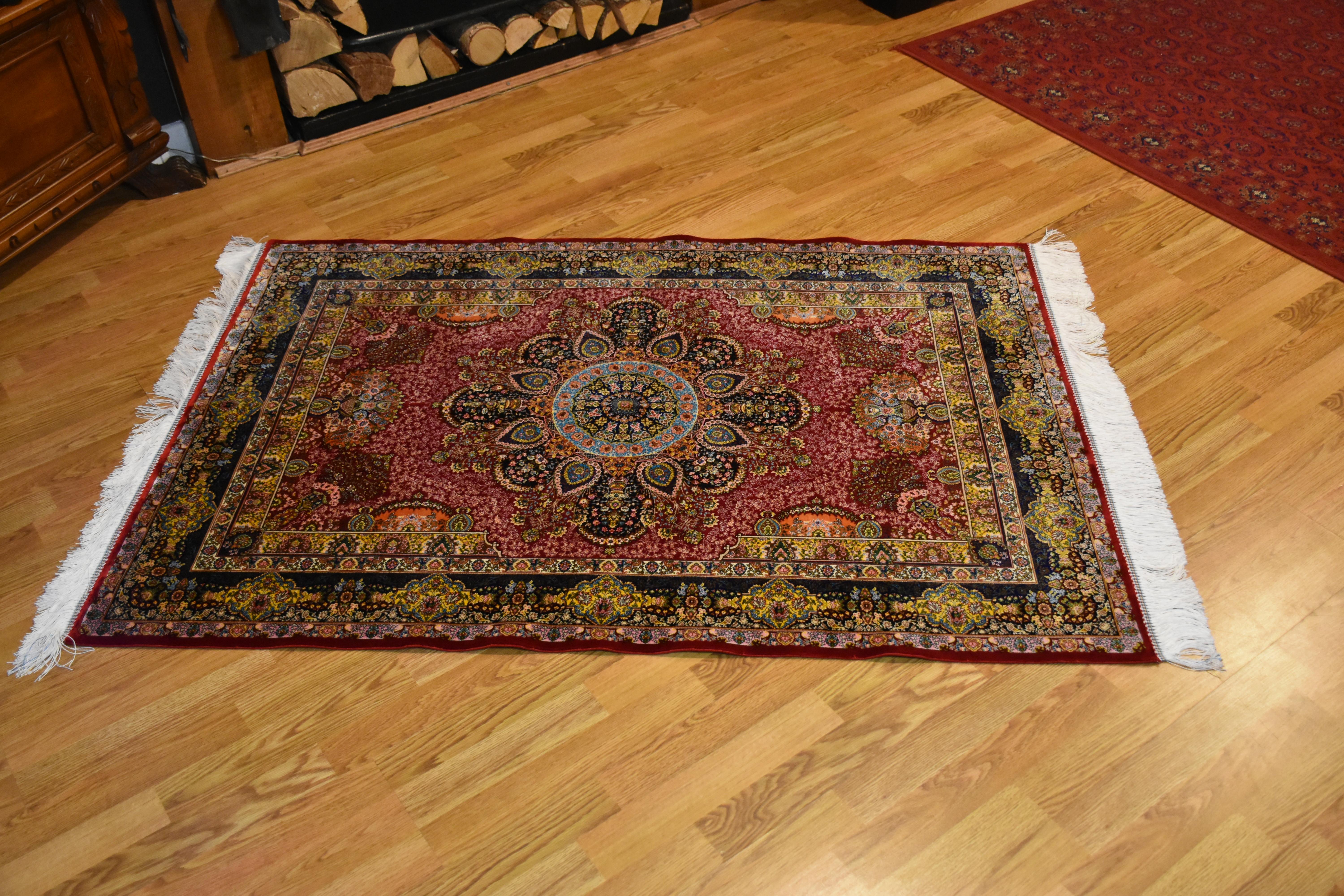 Persischer Seidenteppich mit rotem, geblümtem Medaillonmuster, 100x150cm, ideal für luxuriöse Schlafzimmer (Tabriz) im Angebot