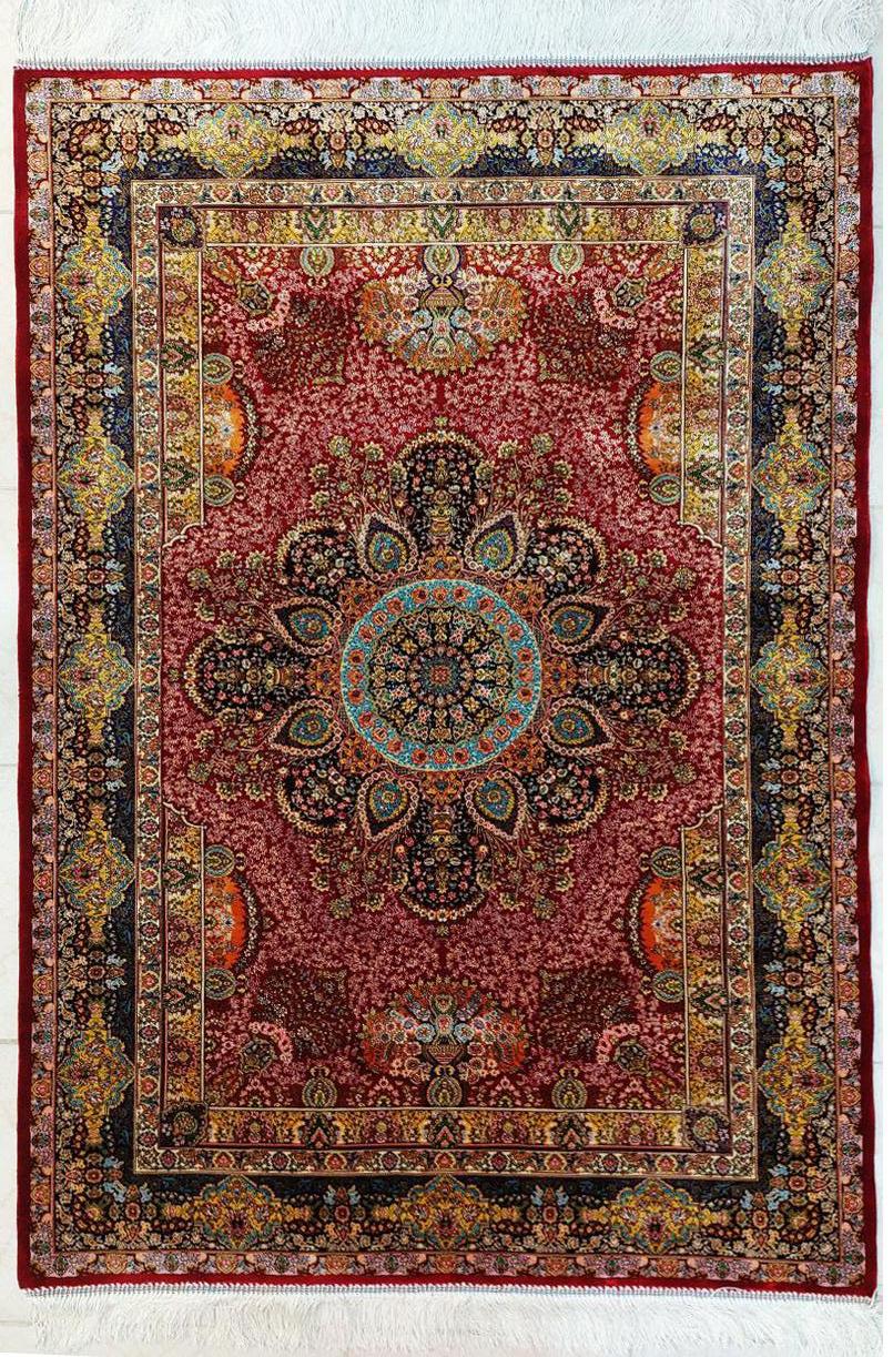 Persischer Seidenteppich mit rotem, geblümtem Medaillonmuster, 100x150cm, ideal für luxuriöse Schlafzimmer im Angebot 2