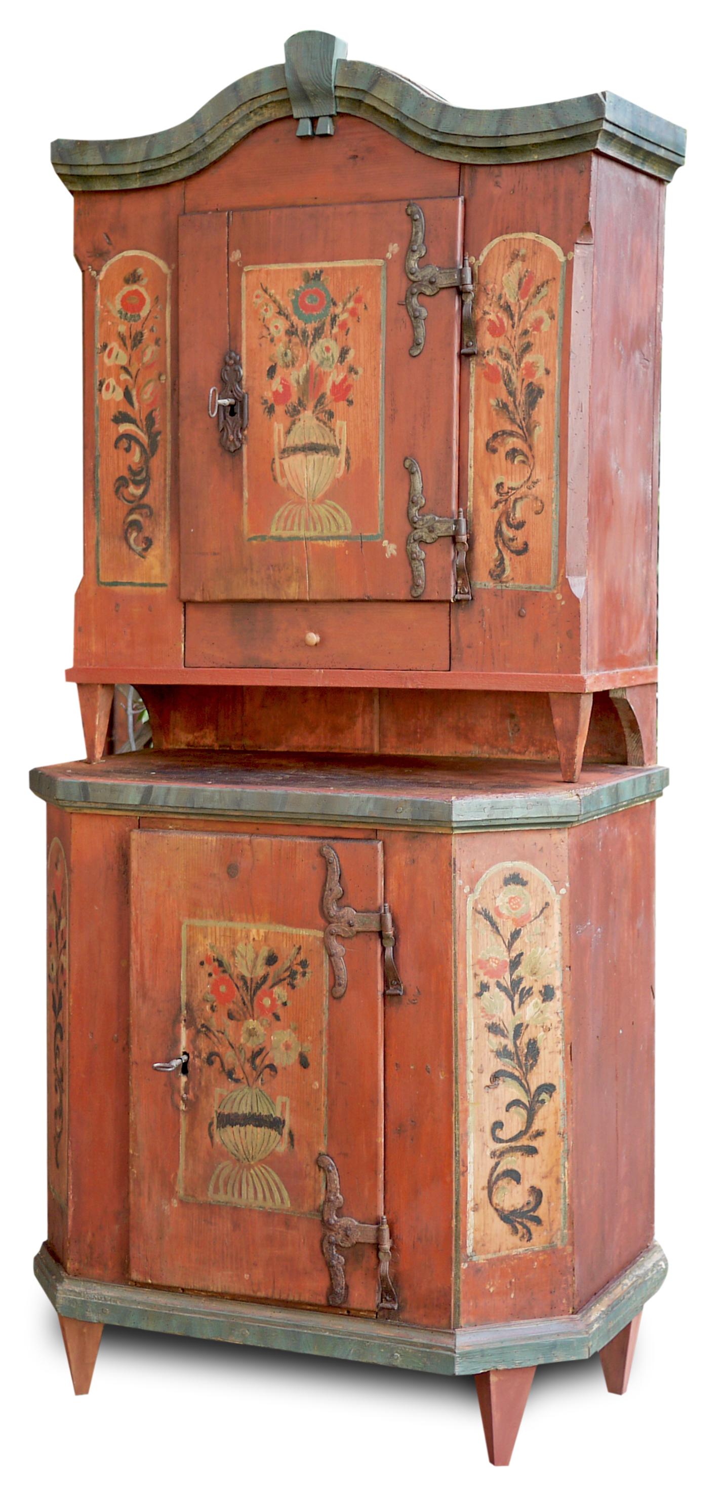 Sideboard, antique Tyrolean red painted cabinet - 19th century, Central Europe

Measures: H. 192 cm – L. 87 cm – P. 50 cm (82 cm to the frames)

Two-body sideboard entirely painted in rust red.

The front is decorated with cups and garlands of
