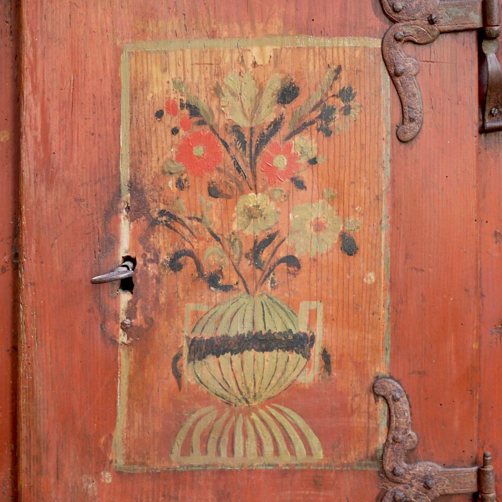 Red Floral Painted Cabinet, 1790, Central Europe In Good Condition For Sale In Albignasego, IT