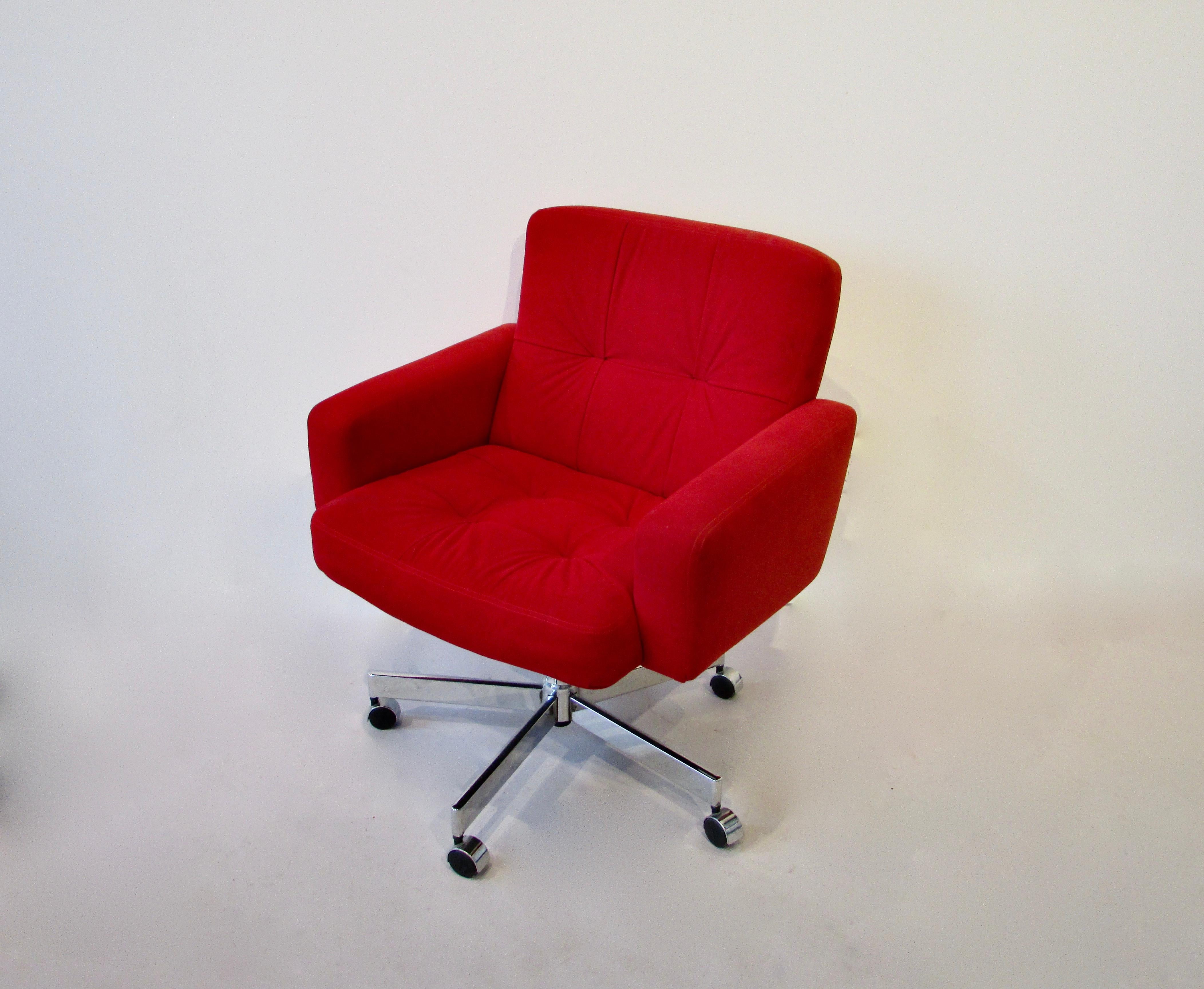 Américain Chaise de bureau pivotante et inclinable rouge de style Florence Knoll par Fortress Furniture en vente