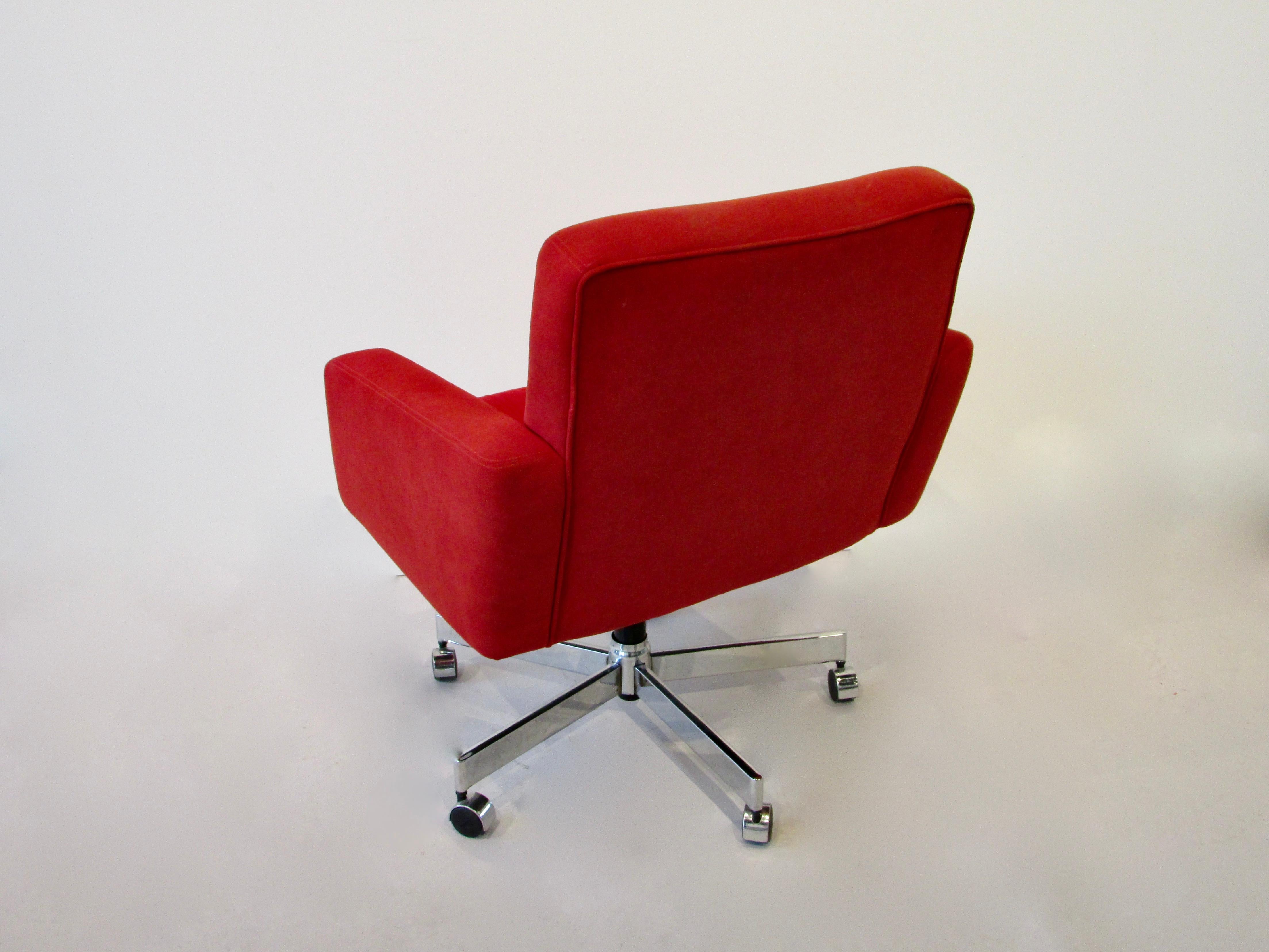 Chaise de bureau pivotante et inclinable rouge de style Florence Knoll par Fortress Furniture Bon état - En vente à Ferndale, MI
