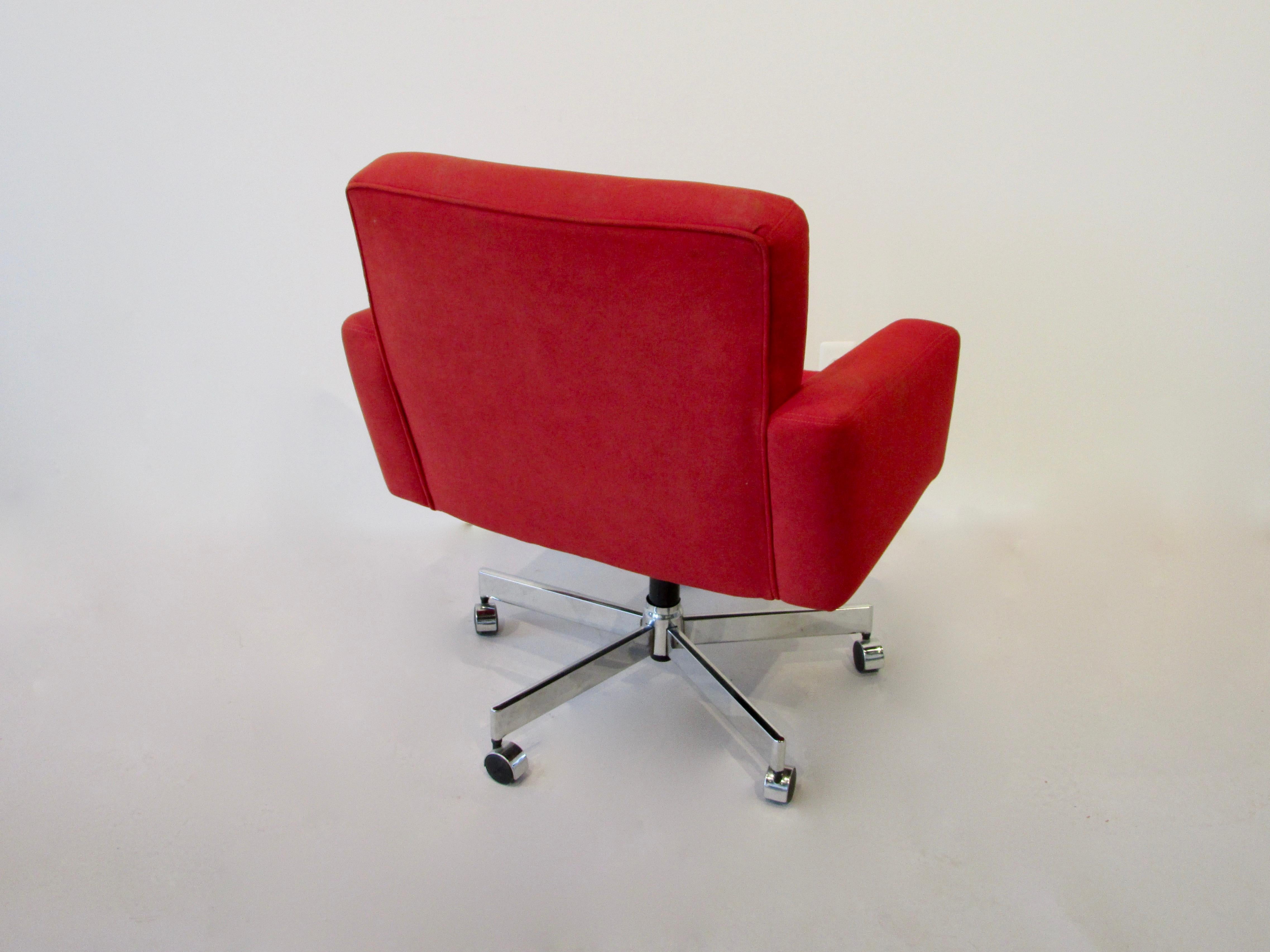 20ième siècle Chaise de bureau pivotante et inclinable rouge de style Florence Knoll par Fortress Furniture en vente