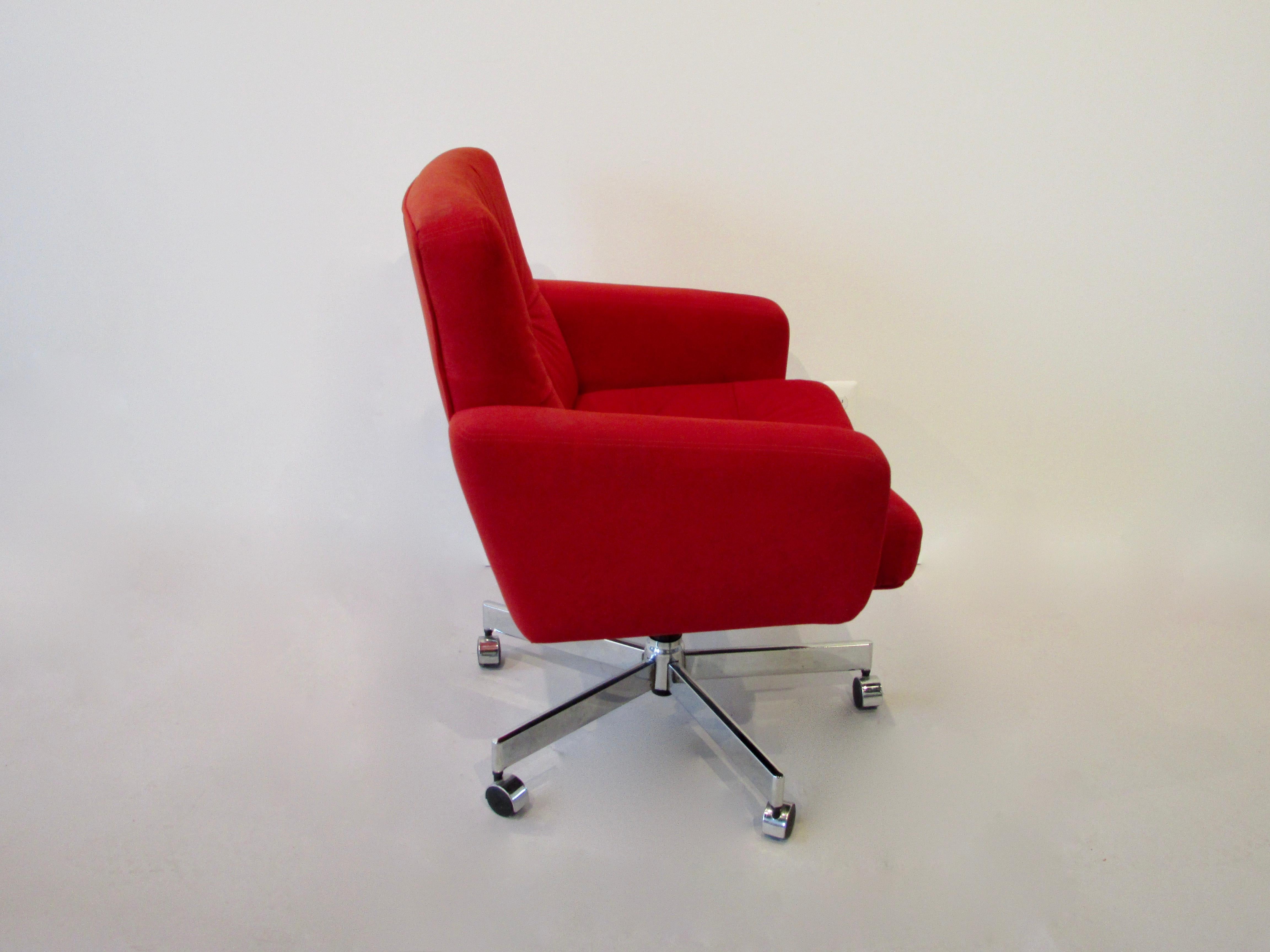 Chrome Chaise de bureau pivotante et inclinable rouge de style Florence Knoll par Fortress Furniture en vente