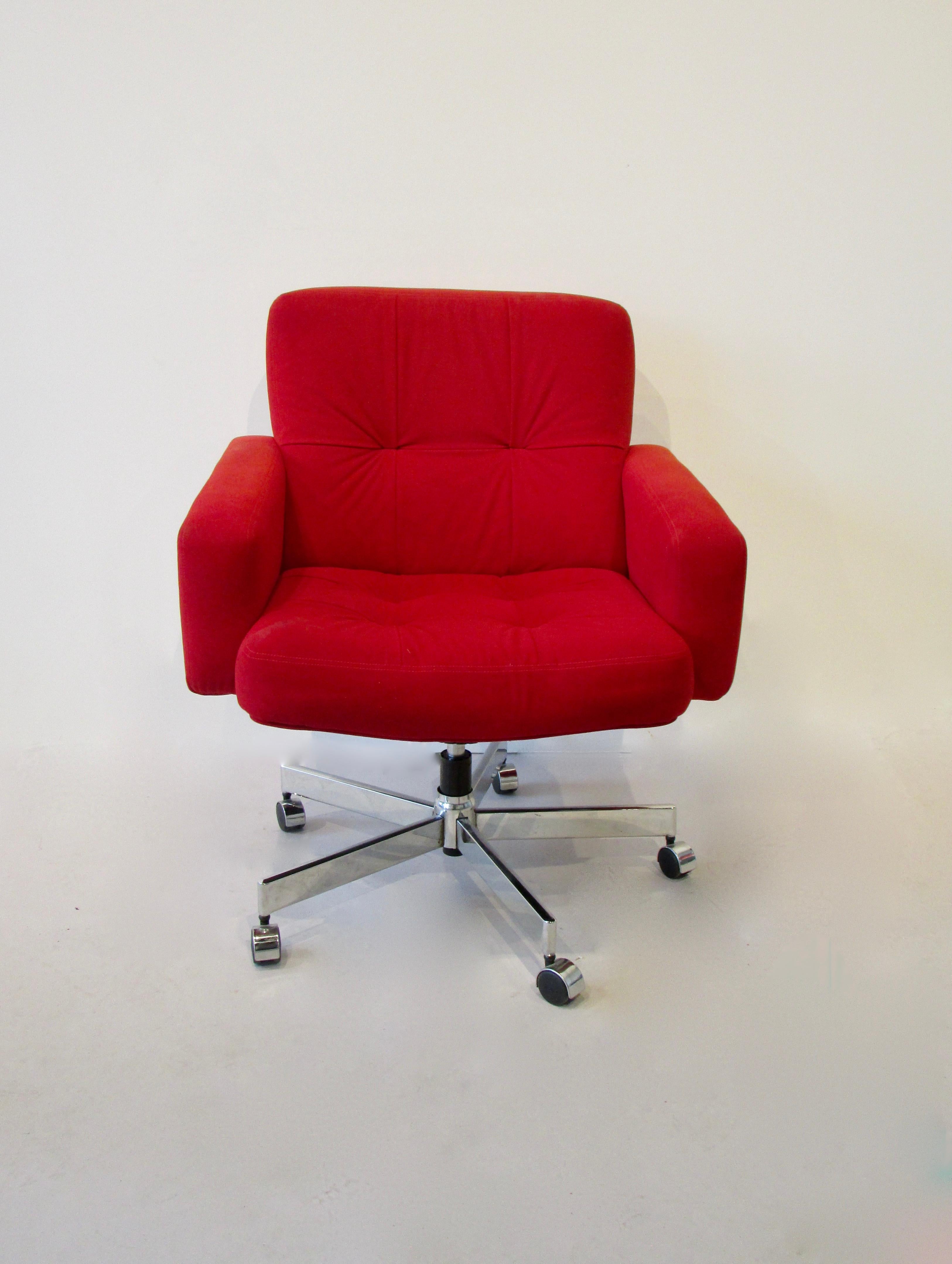 Chaise de bureau pivotante et inclinable rouge de style Florence Knoll par Fortress Furniture en vente 1