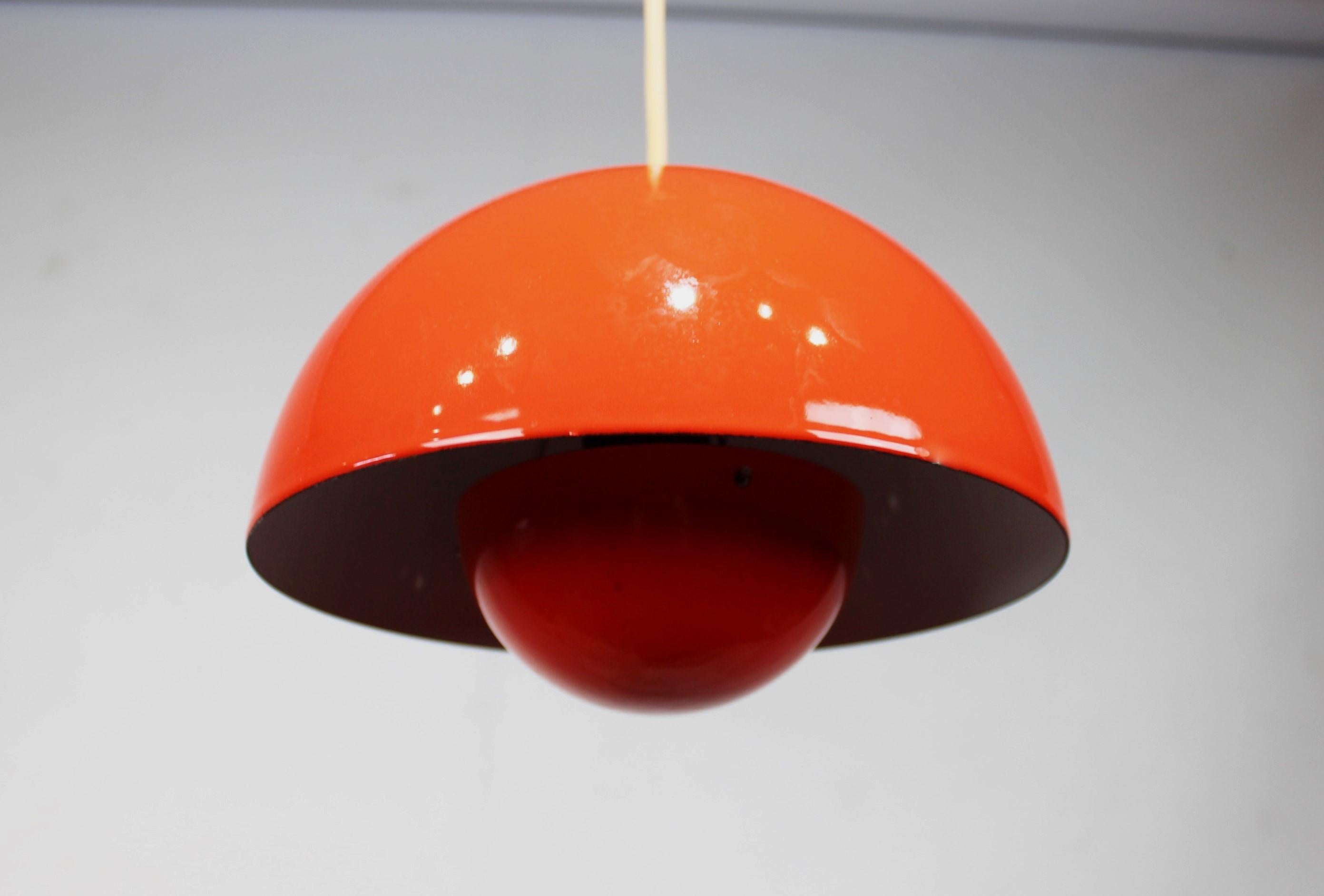 The red Flowerpot pendant, also known as model VP1, is an iconic piece of design created by the Danish architect and designer Verner Panton in 1968. This beautiful light fixture was originally manufactured in the 1970s and has since achieved status