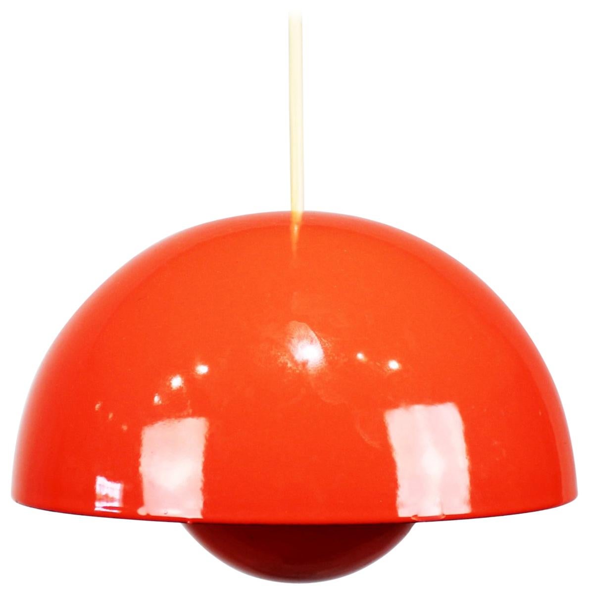 Rote Blumenkanne, Modell VP1, Pendelleuchte entworfen von Verner Panton im Jahr 1968 im Angebot