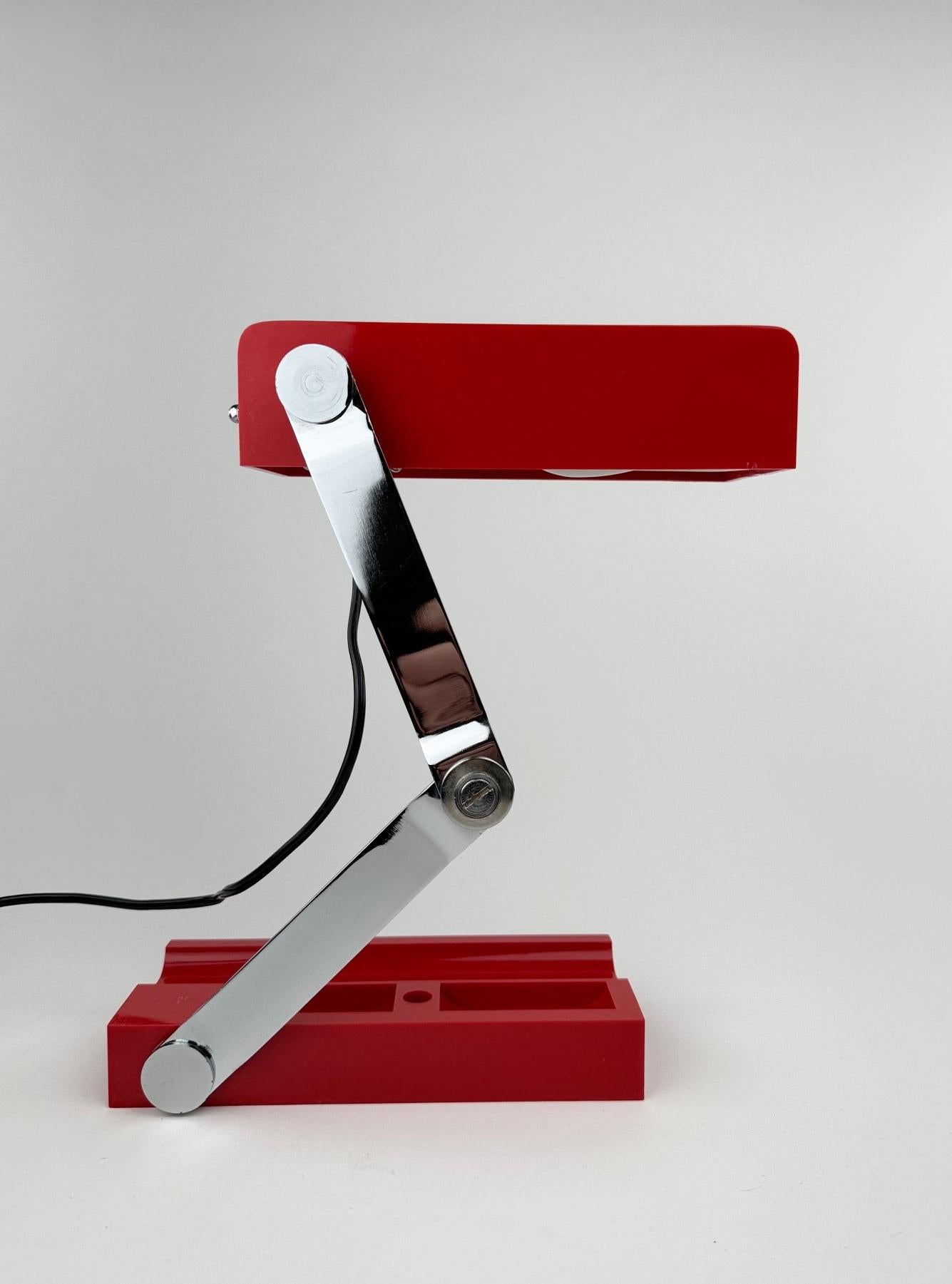 This foldable red table lamp by Lamsar, a Spanish company known for its bold designs in the 1970s, is an eye-catching and practical piece that embodies the vibrant spirit of the era. Its unique foldable design offers both flexibility and