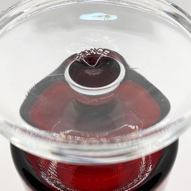 Un ensemble de 4 verres à liqueur rouge rubis de Luminarc. Marqué en bas 