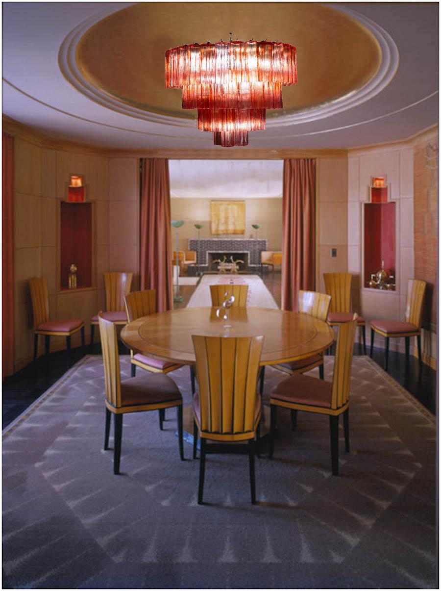 Favoloso lampadario con rari e splendidi vetri di Murano di colore rosso fucsia.
Ogni lampadario è composto da 65 elementi in vetro soffiato sostenuti da una struttura cromata. La luce degli occhiali è rosso fucsia. Con una luce accesa il colore