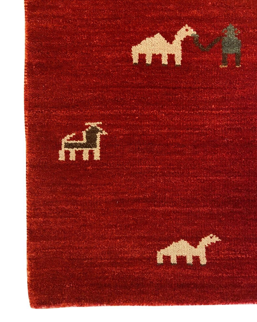Roter Gabbeh-Teppich mit Tier- und Figurenmotiven in Grün, Creme und Brown, 2' x 3' (Stammeskunst) im Angebot