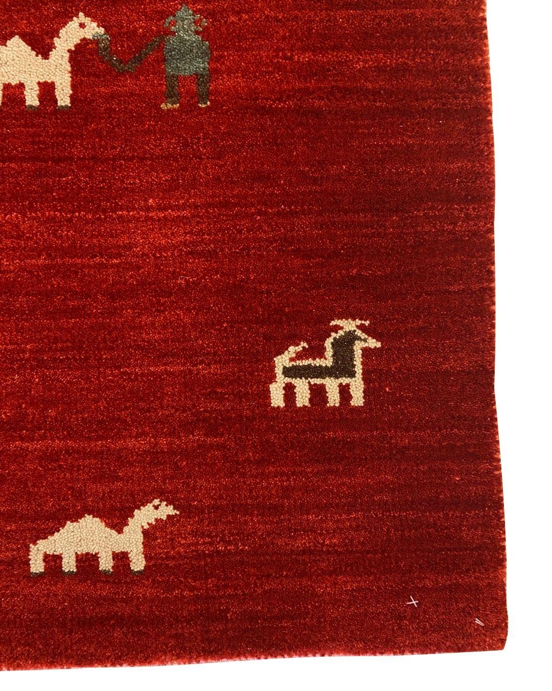 Roter Gabbeh-Teppich mit Tier- und Figurenmotiven in Grün, Creme und Brown, 2' x 3' (Pflanzlich gefärbt) im Angebot