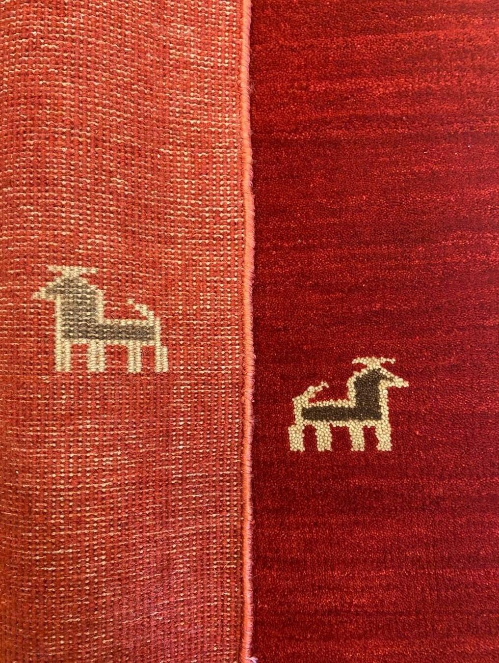 Roter Gabbeh-Teppich mit Tier- und Figurenmotiven in Grün, Creme und Brown, 2' x 3' im Zustand „Neu“ im Angebot in New York, NY