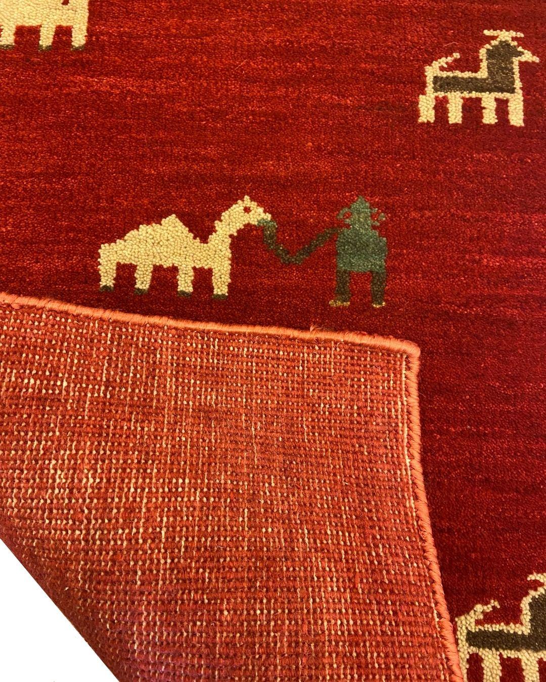 Roter Gabbeh-Teppich mit Tier- und Figurenmotiven in Grün, Creme und Brown, 2' x 3' (21. Jahrhundert und zeitgenössisch) im Angebot