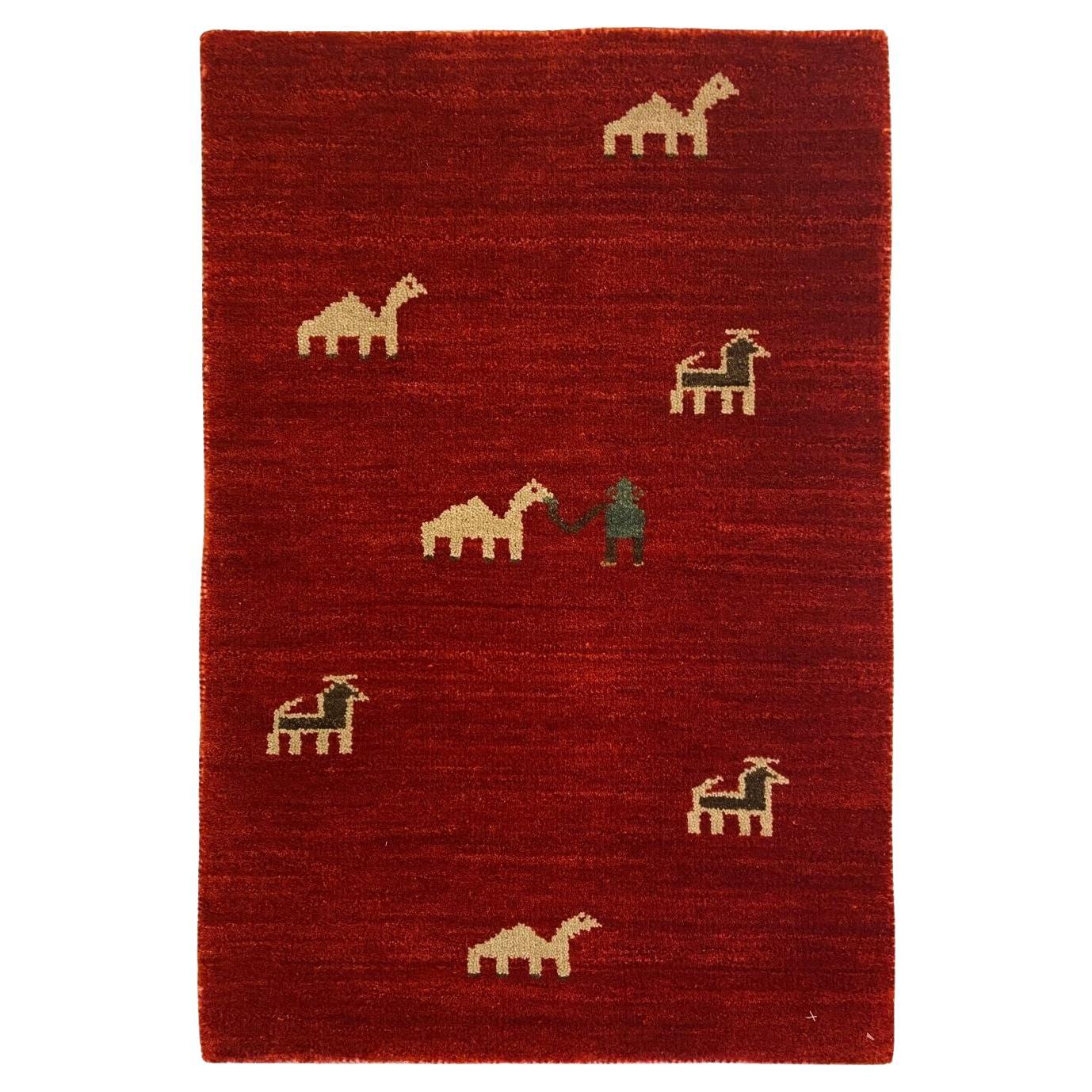 Roter Gabbeh-Teppich mit Tier- und Figurenmotiven in Grün, Creme und Brown, 2' x 3' im Angebot
